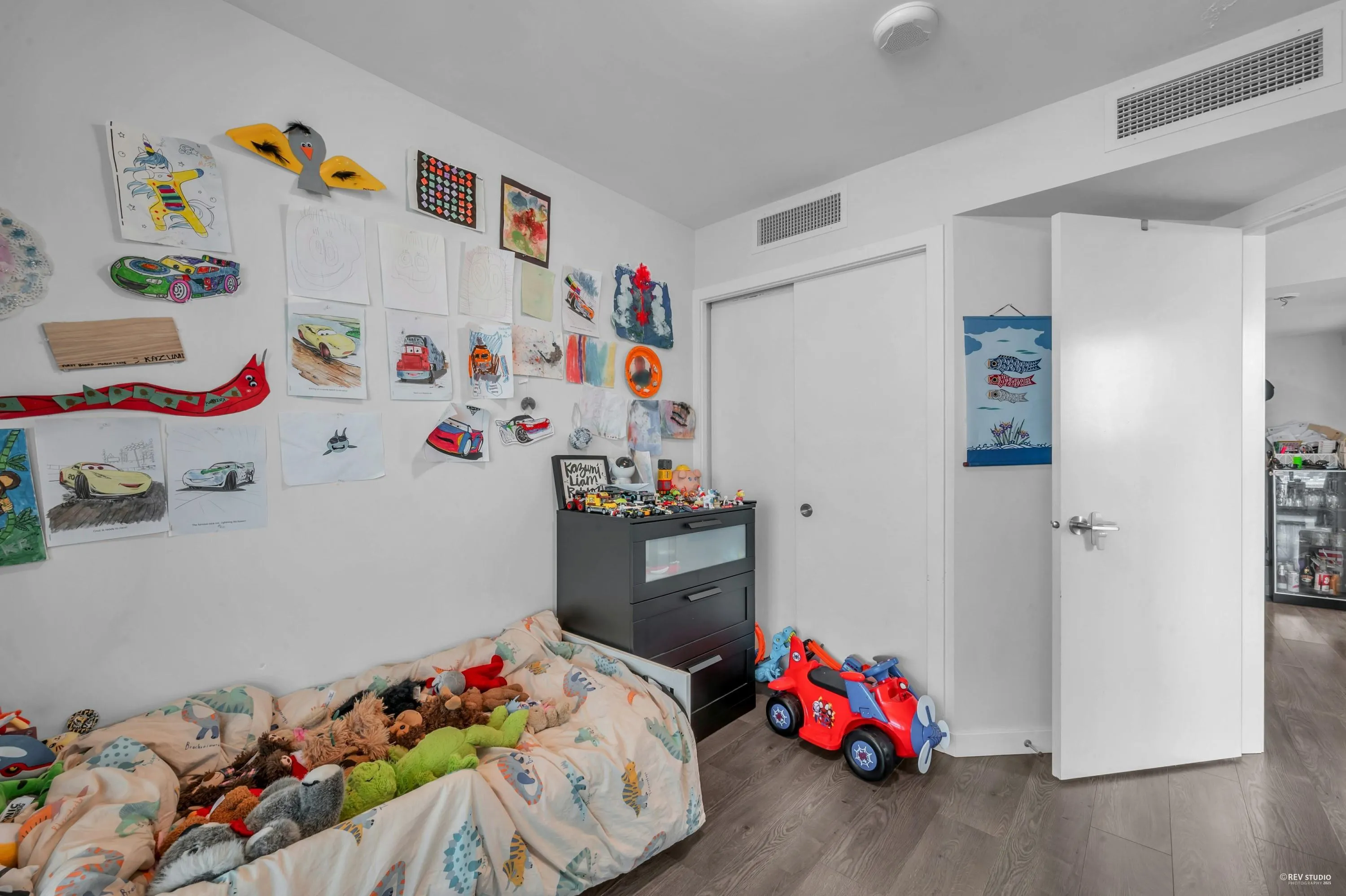 1605 8189 Cambie Street