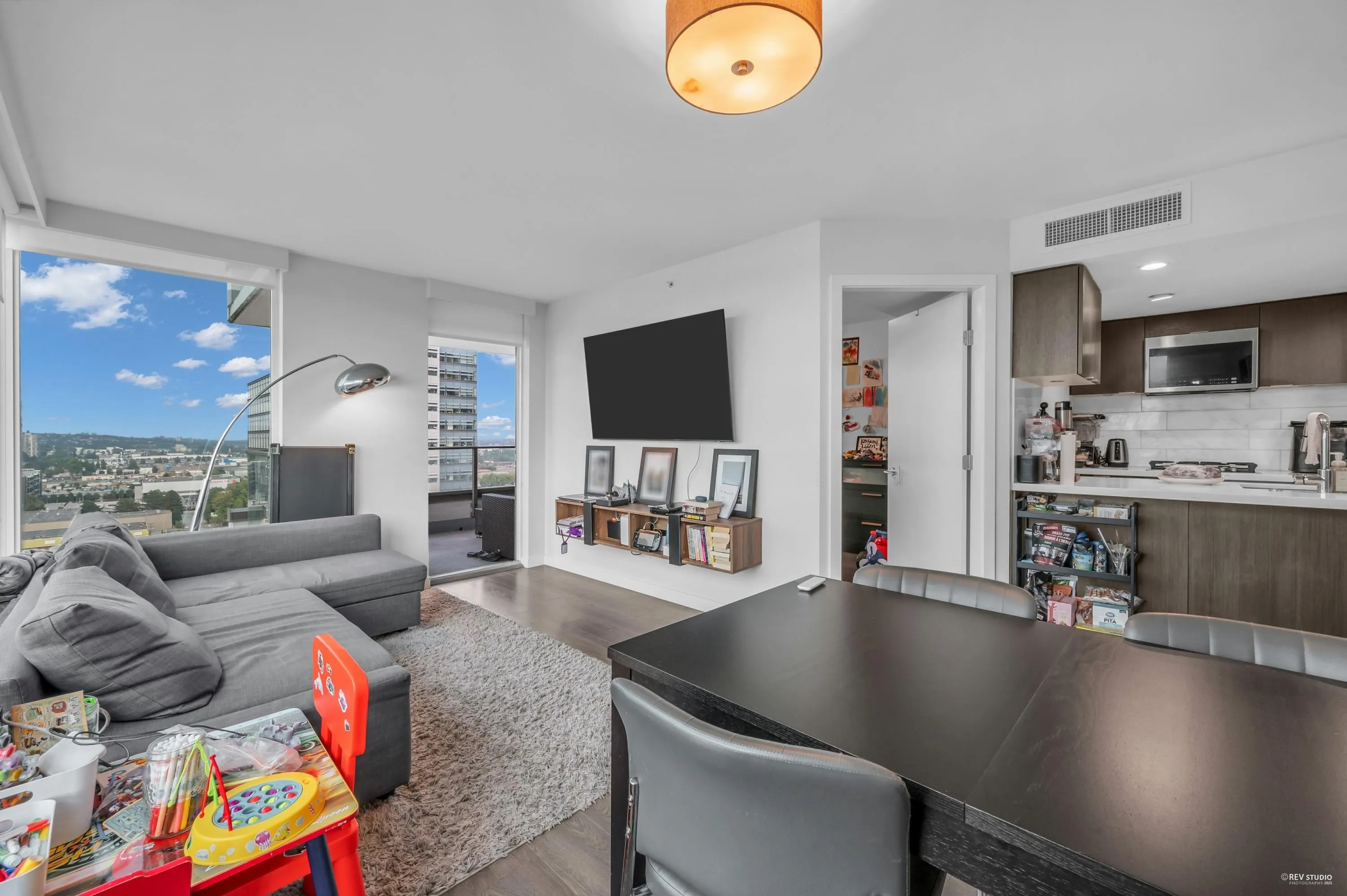 1605 8189 Cambie Street