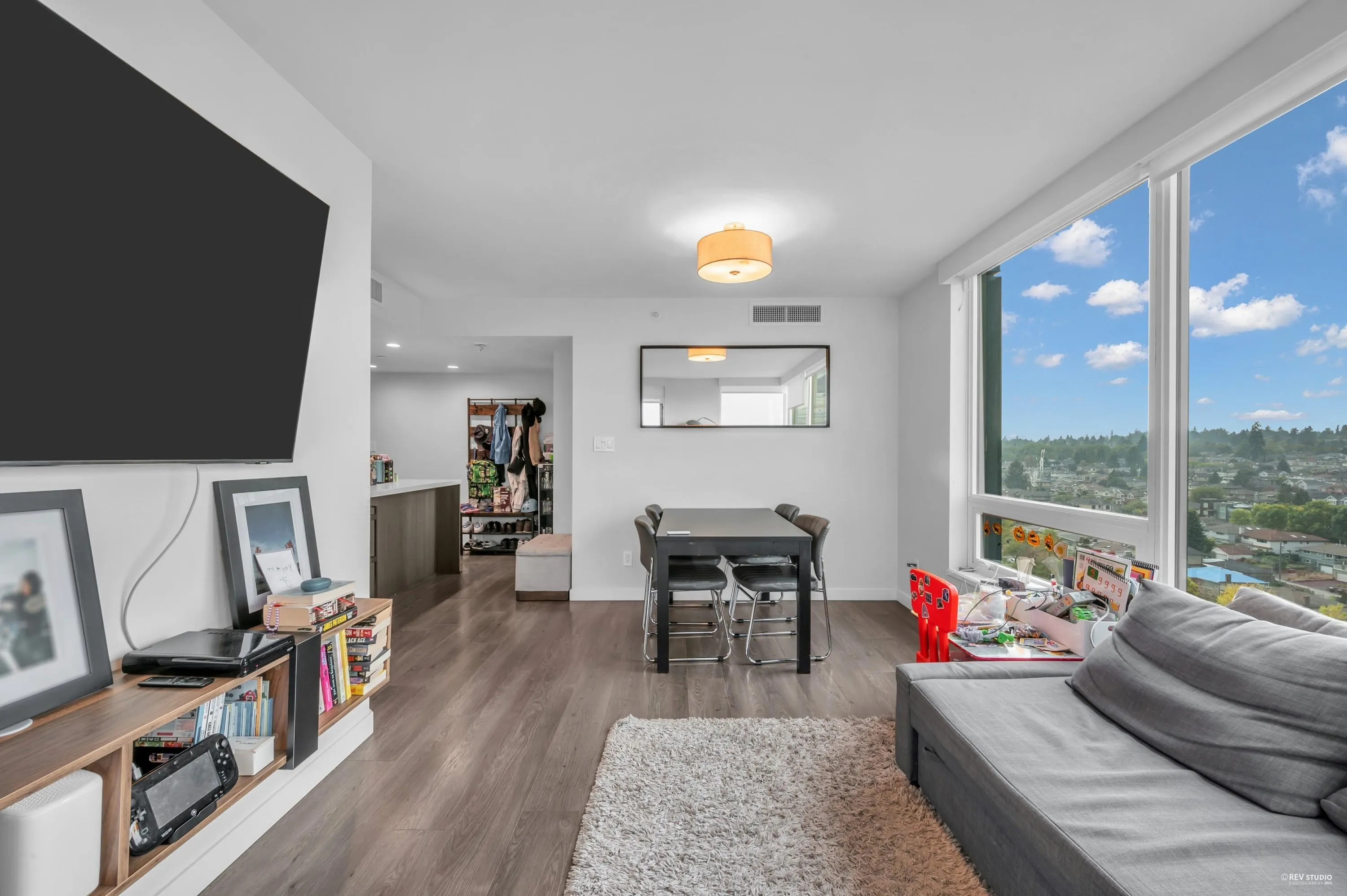 1605 8189 Cambie Street