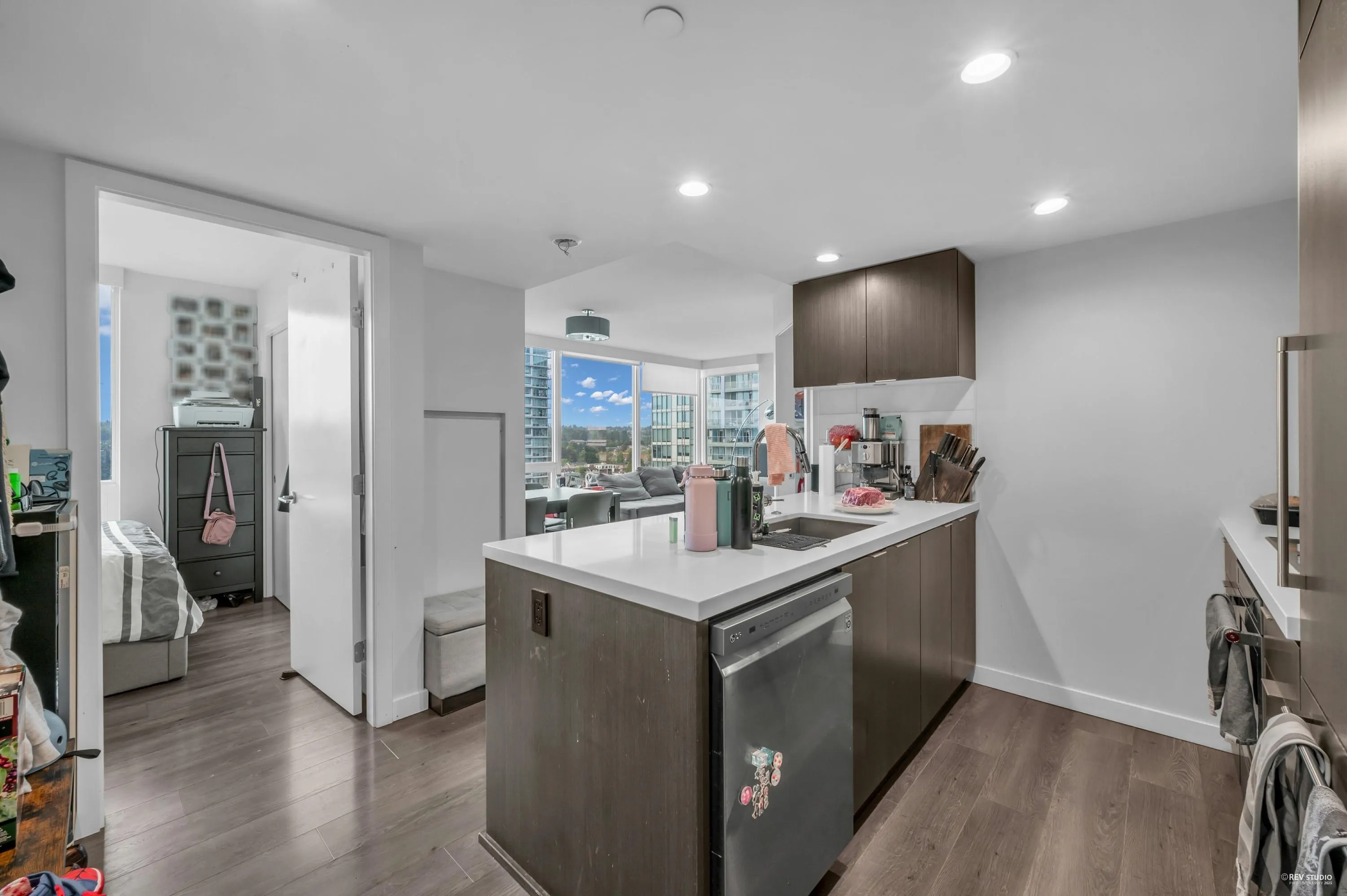 1605 8189 Cambie Street