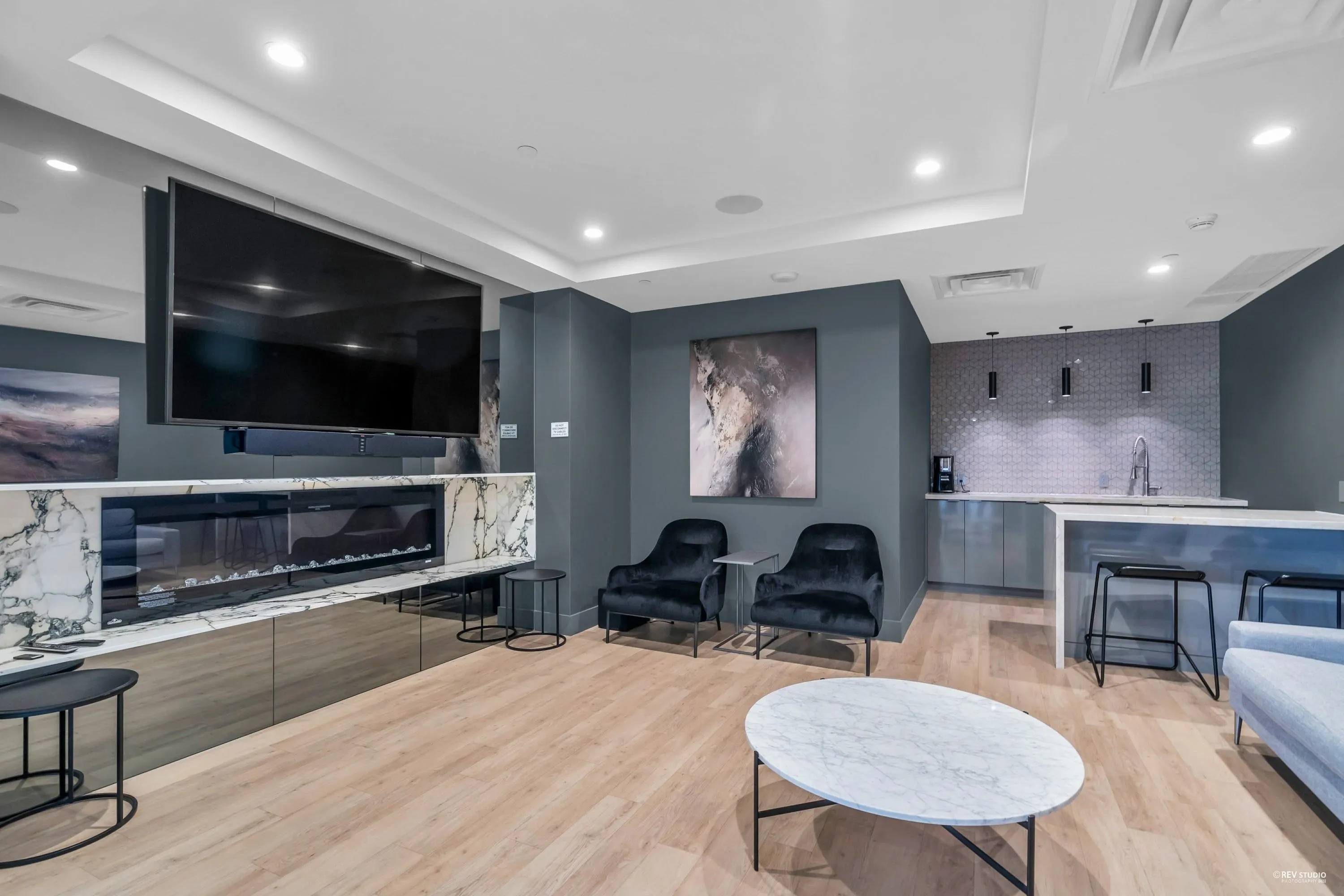 1605 8189 Cambie Street