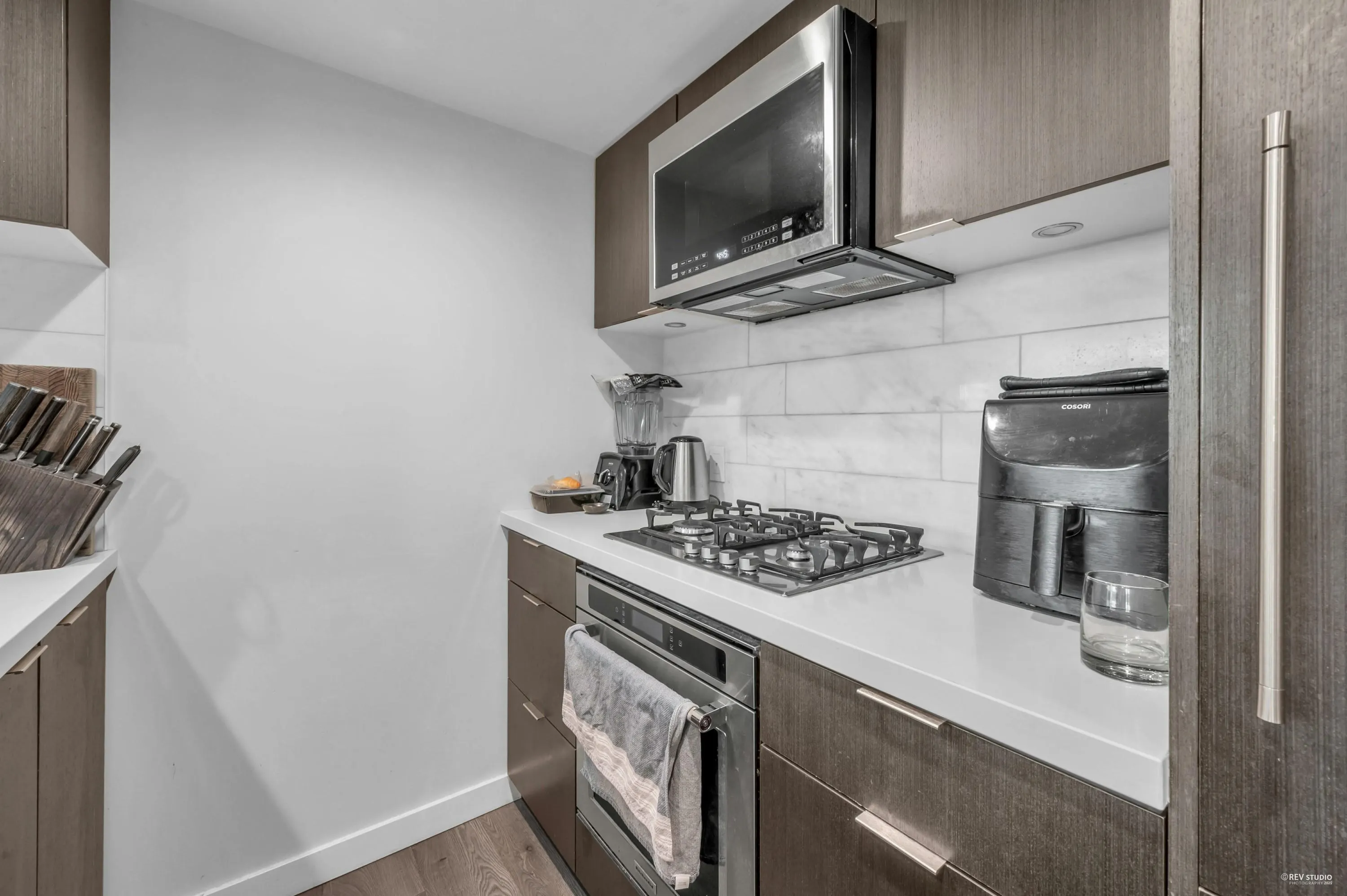 1605 8189 Cambie Street