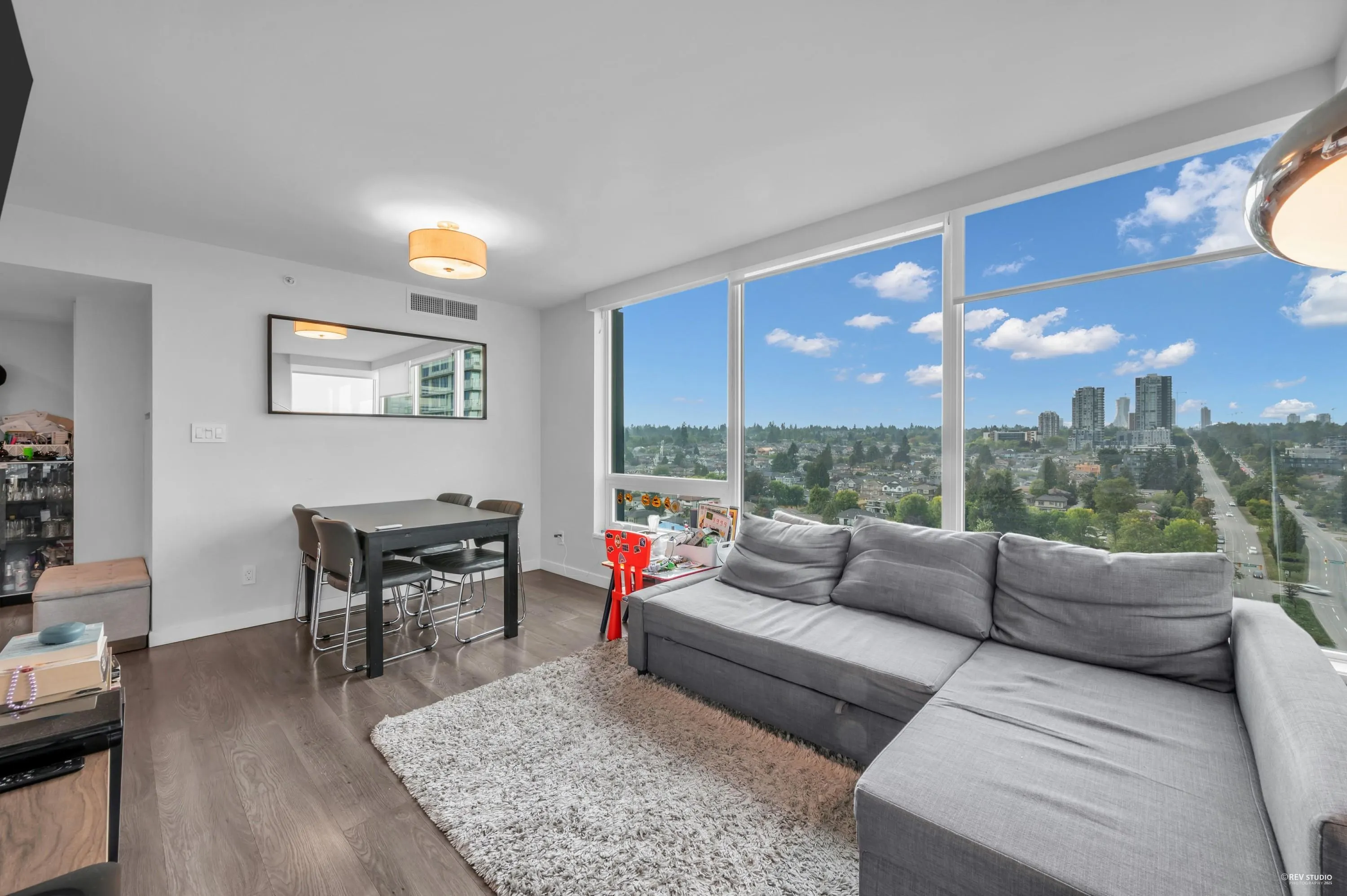 1605 8189 Cambie Street