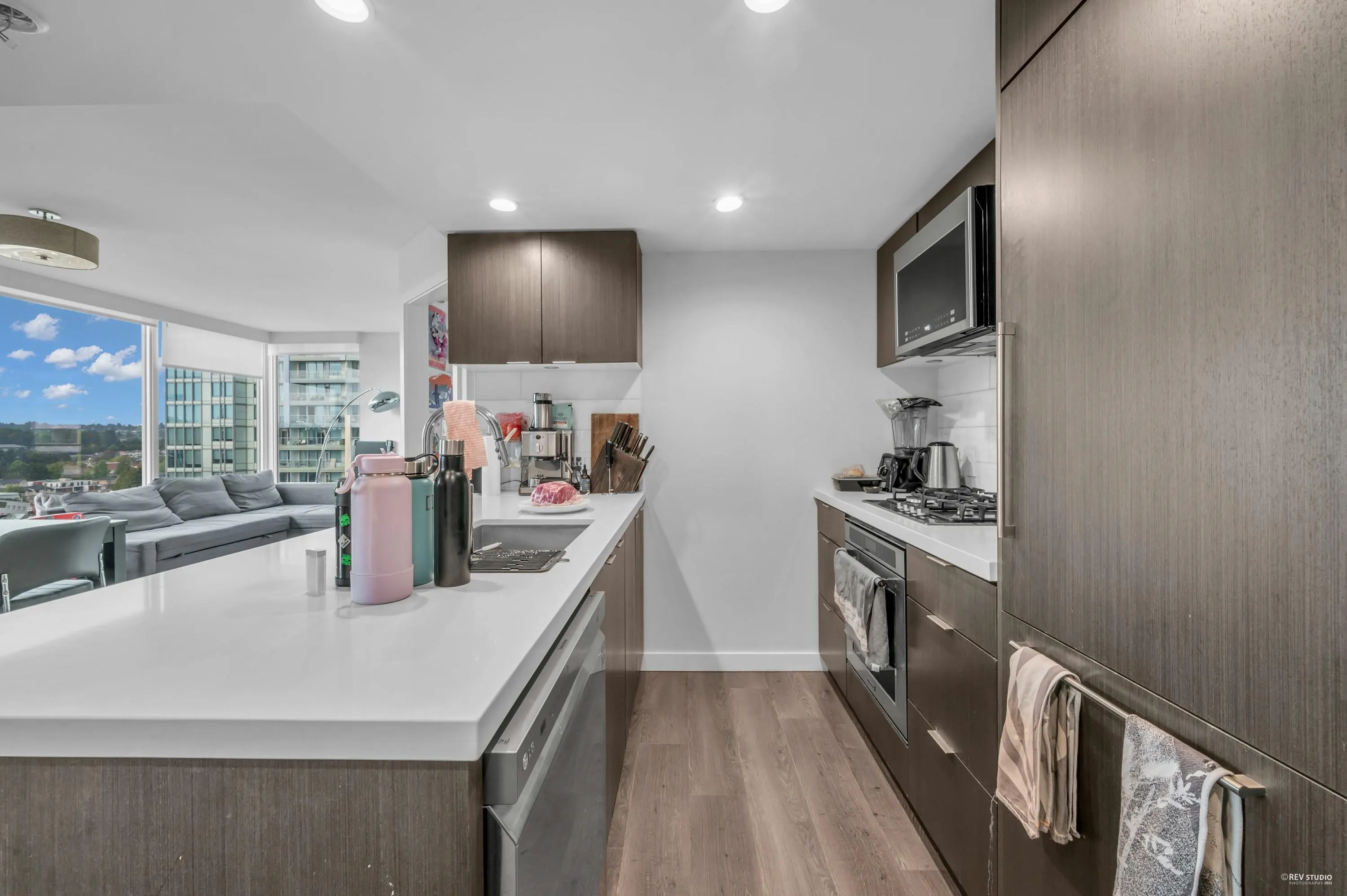 1605 8189 Cambie Street