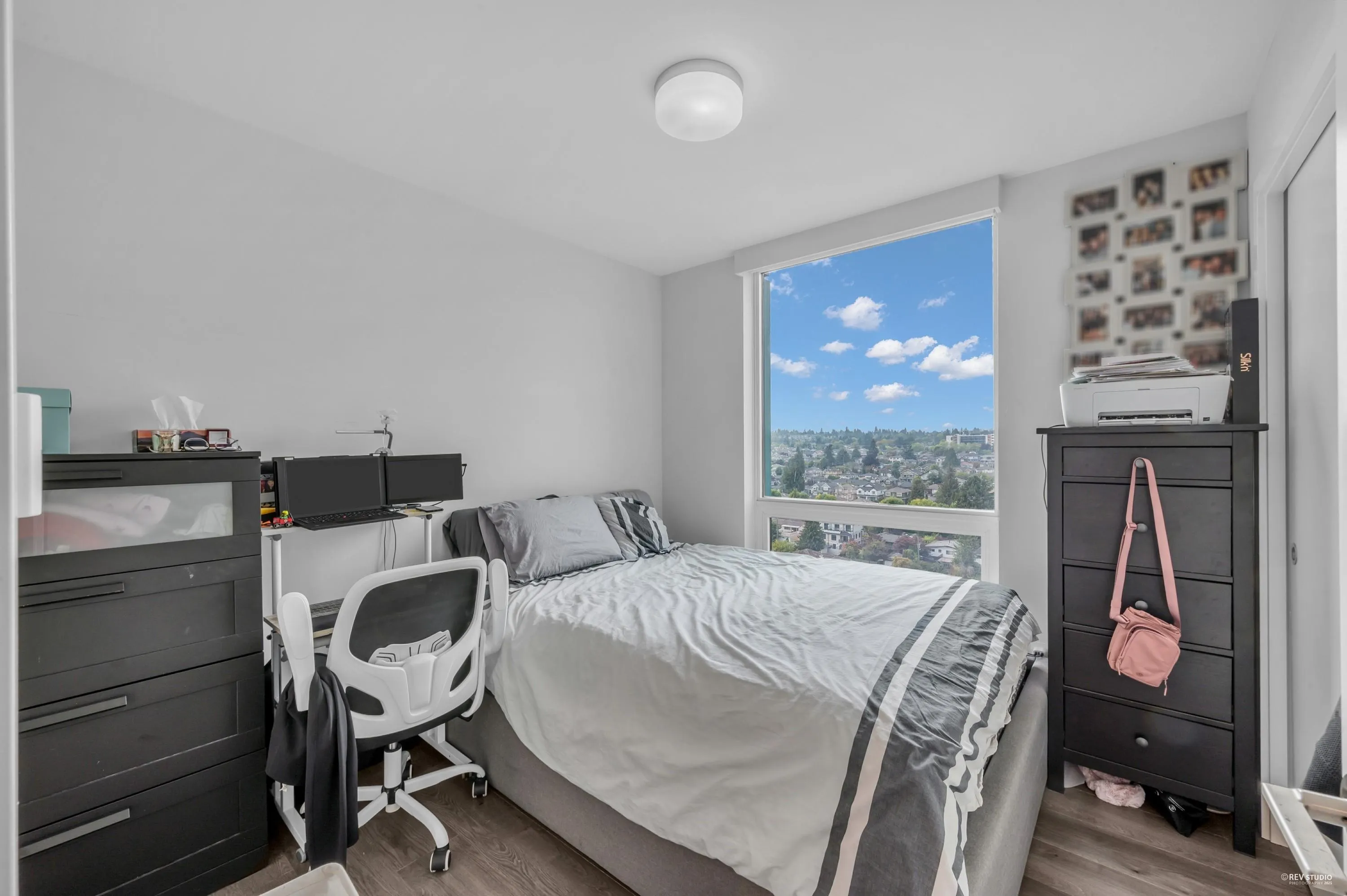 1605 8189 Cambie Street