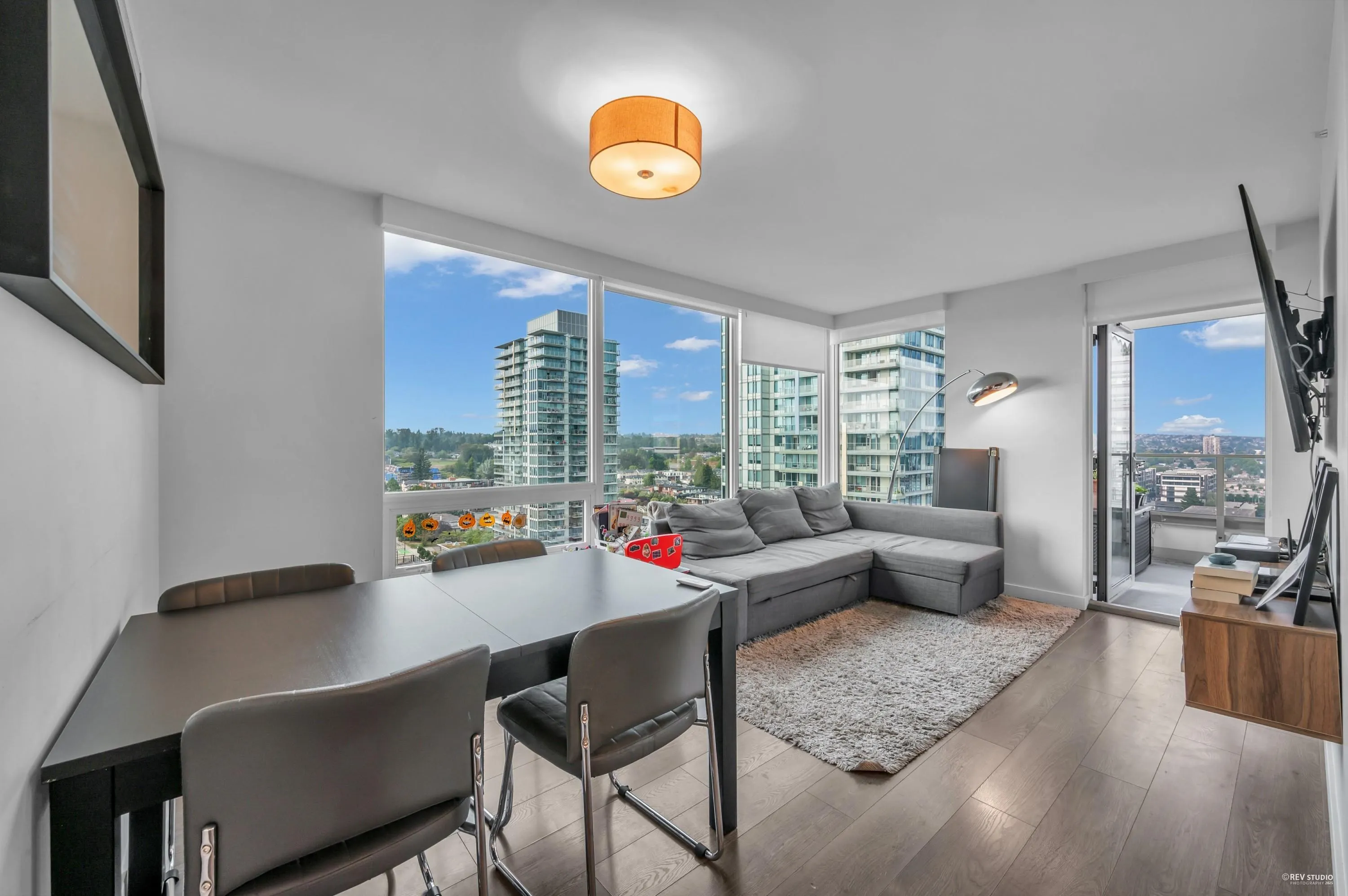 1605 8189 Cambie Street