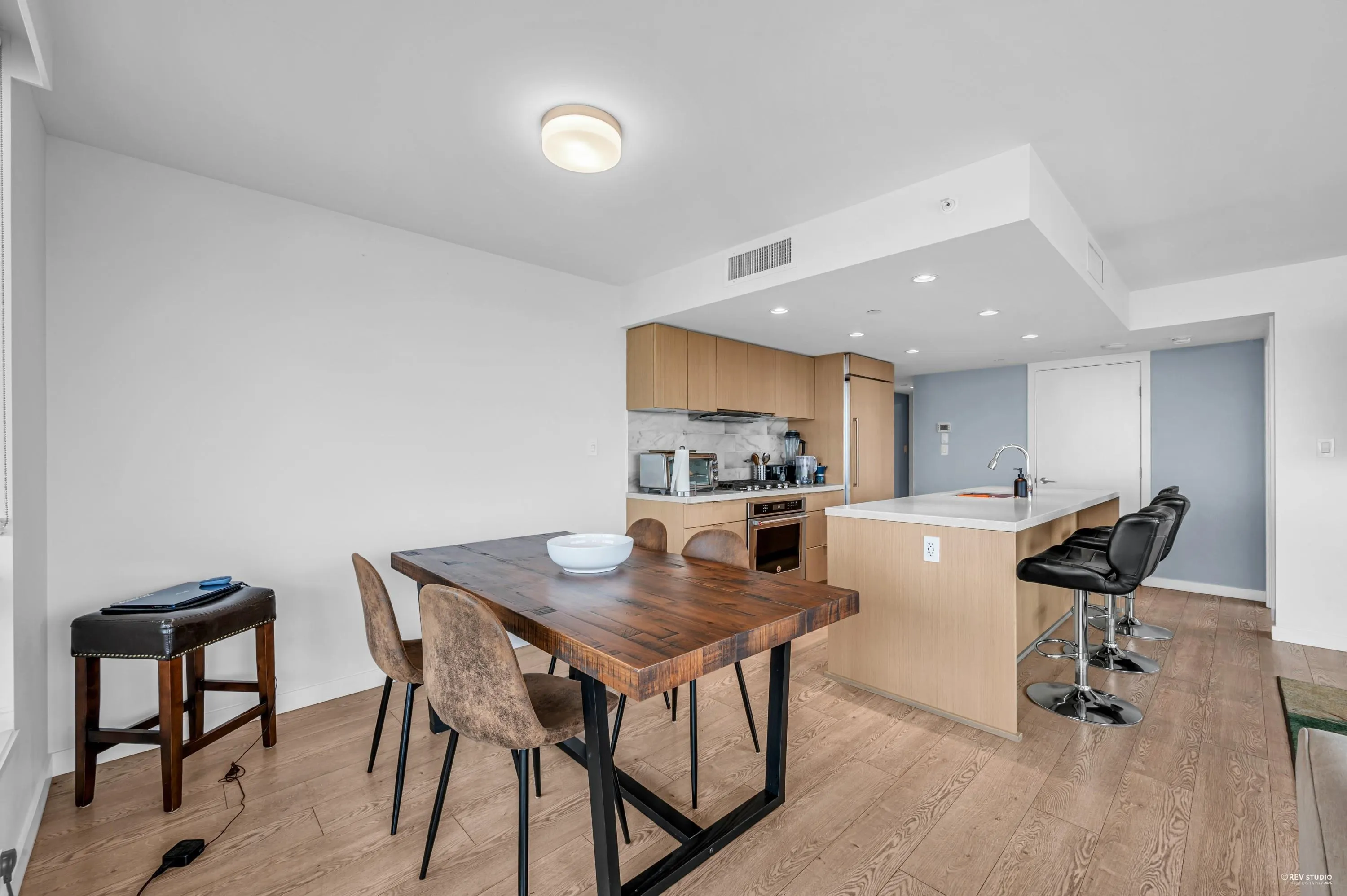 2504 8189 Cambie Street