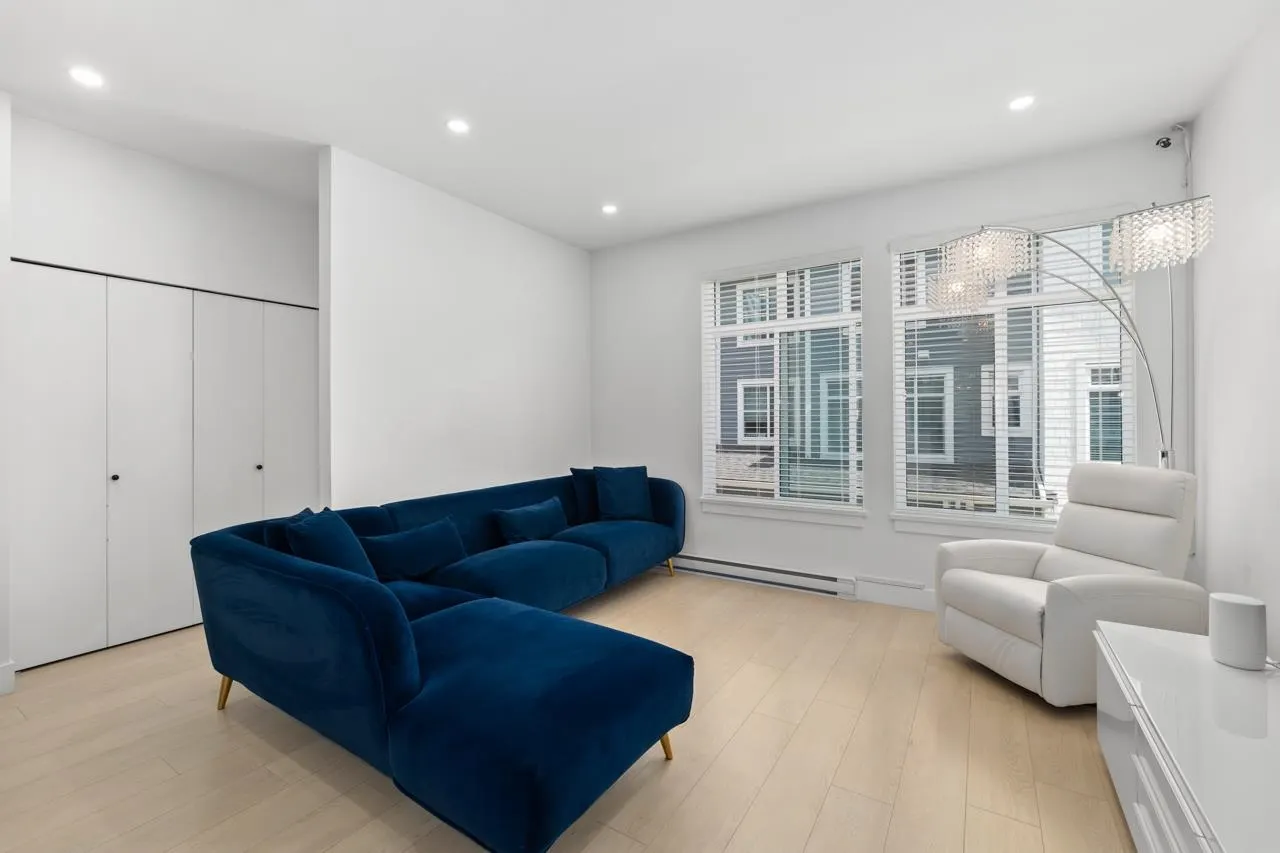 11 24021 110 Avenue