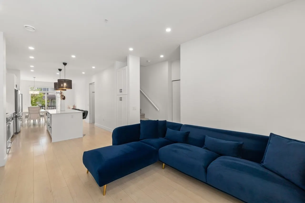 11 24021 110 Avenue