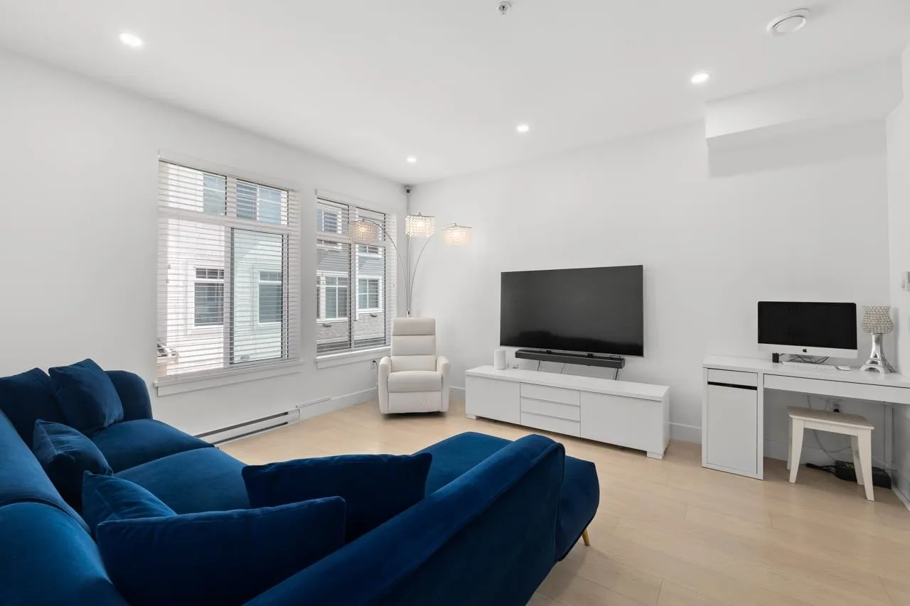 11 24021 110 Avenue