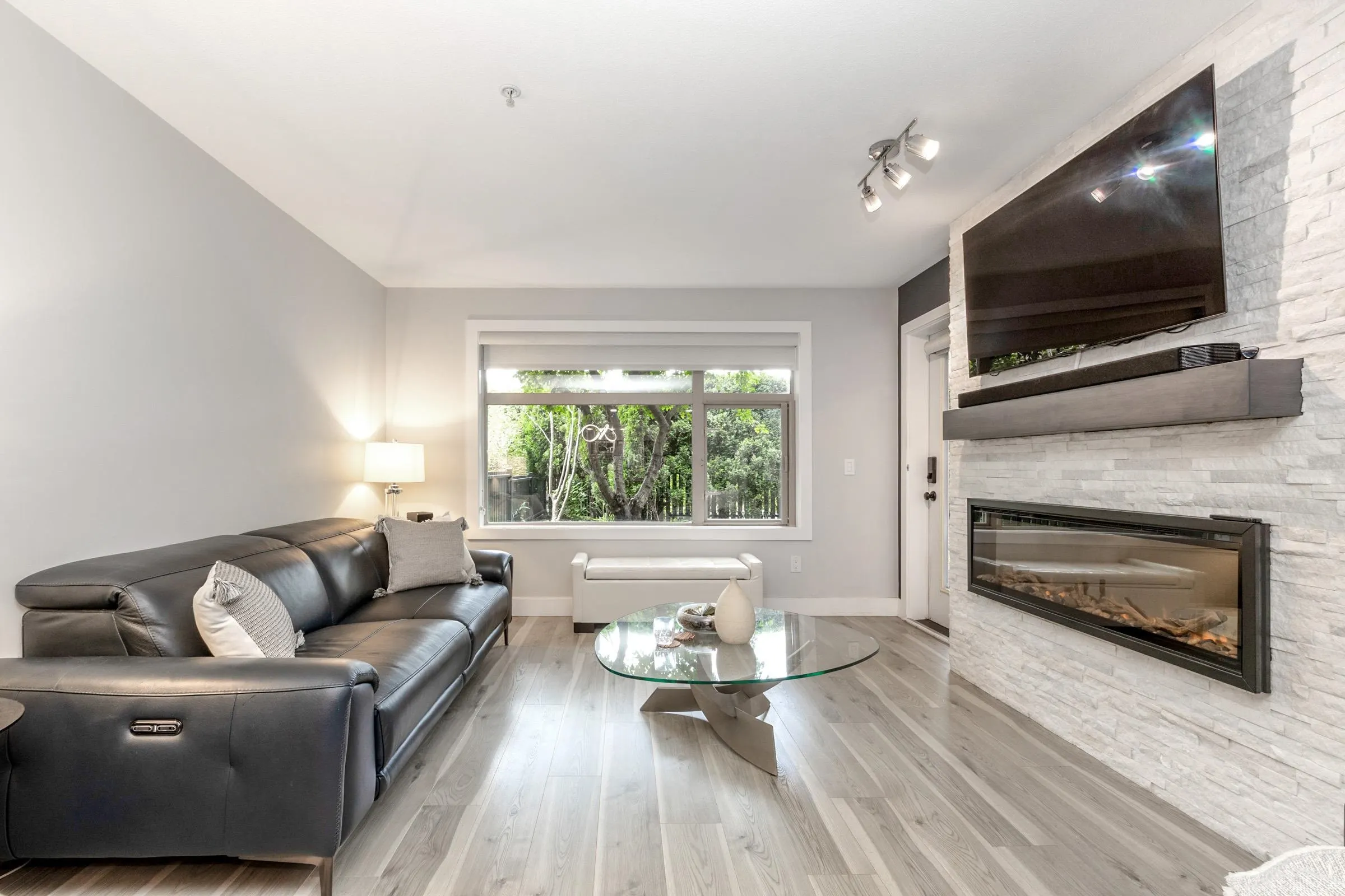 109 400 Klahanie Drive