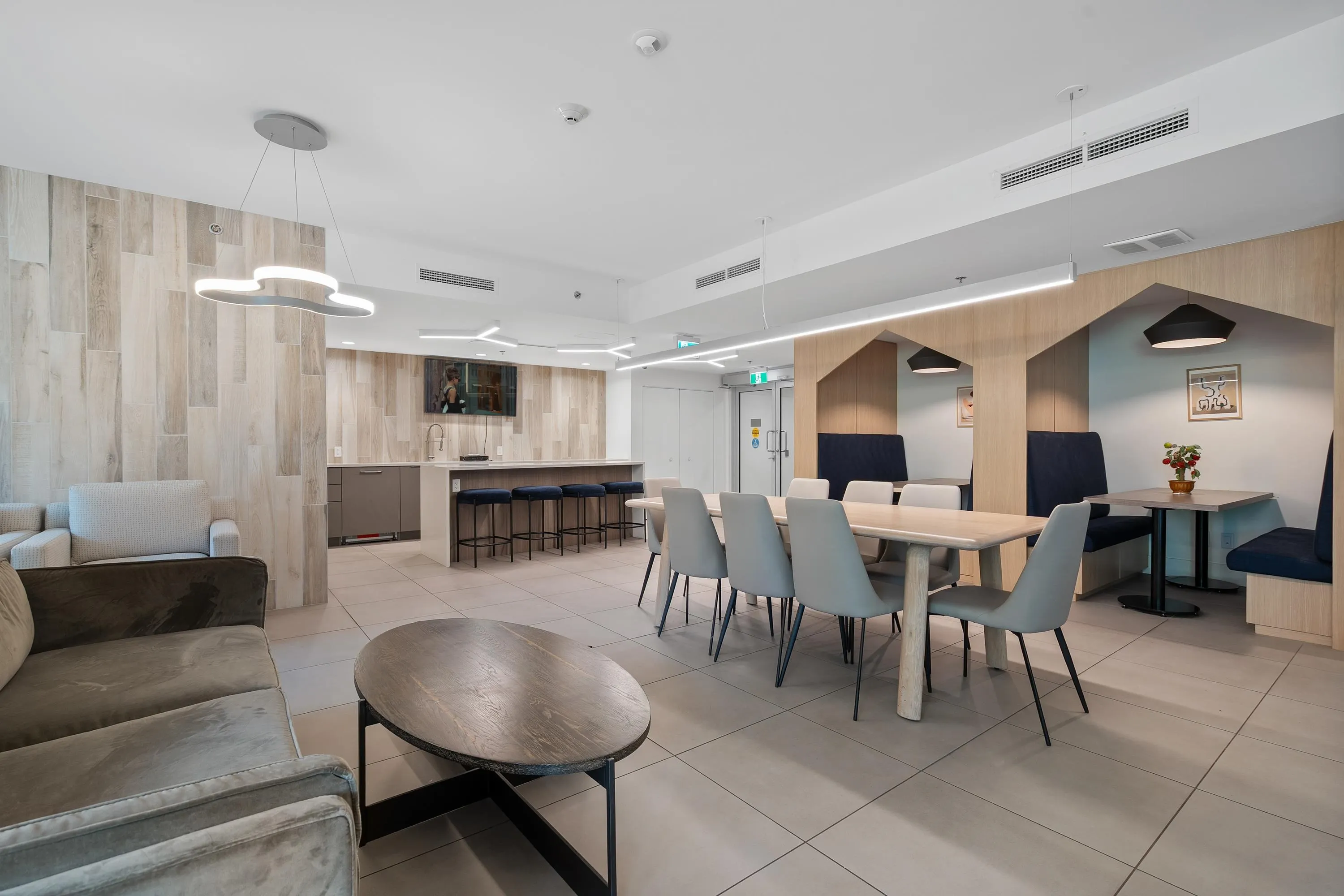 2106 13318 104 Avenue