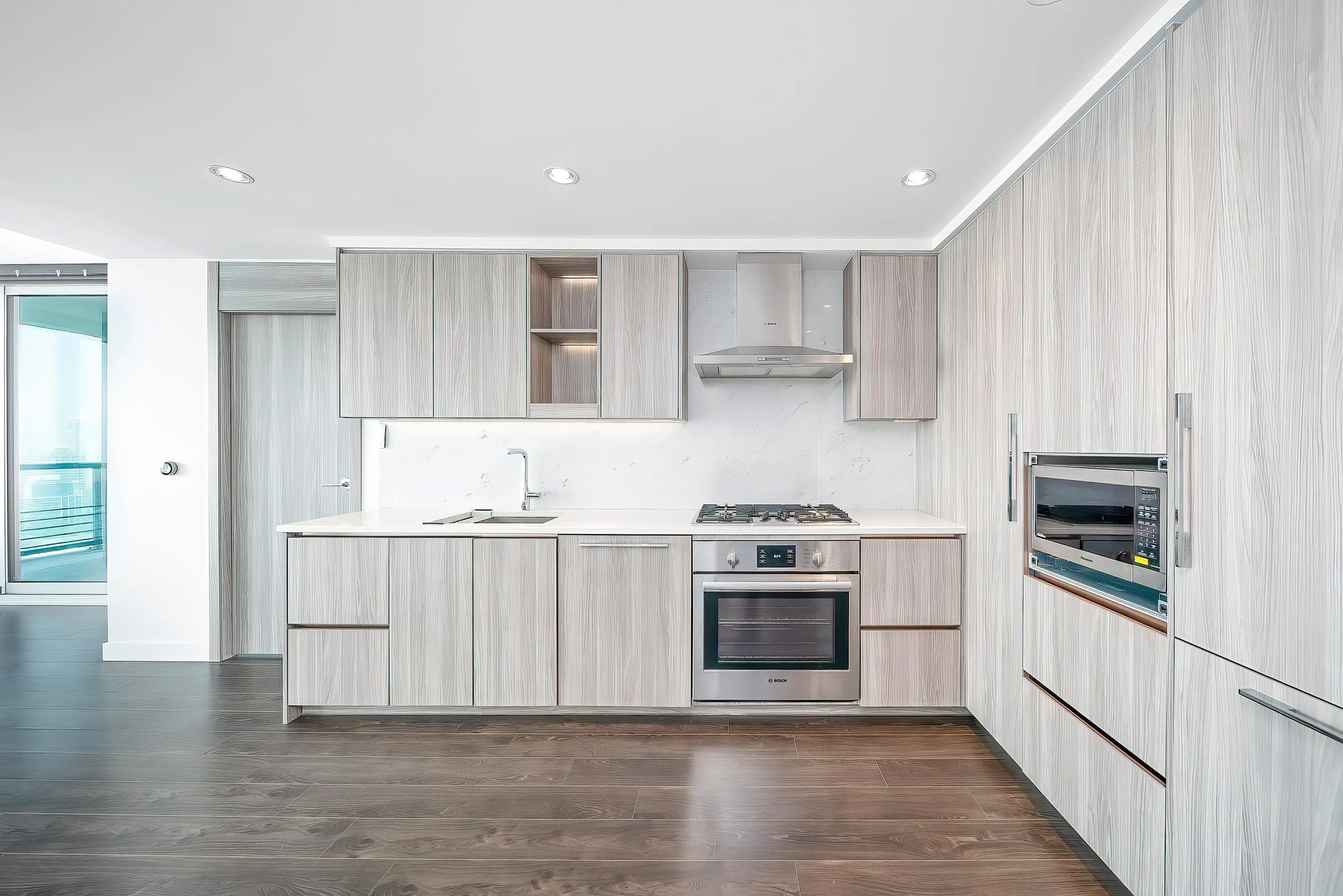 2702 4720 Lougheed Highway
