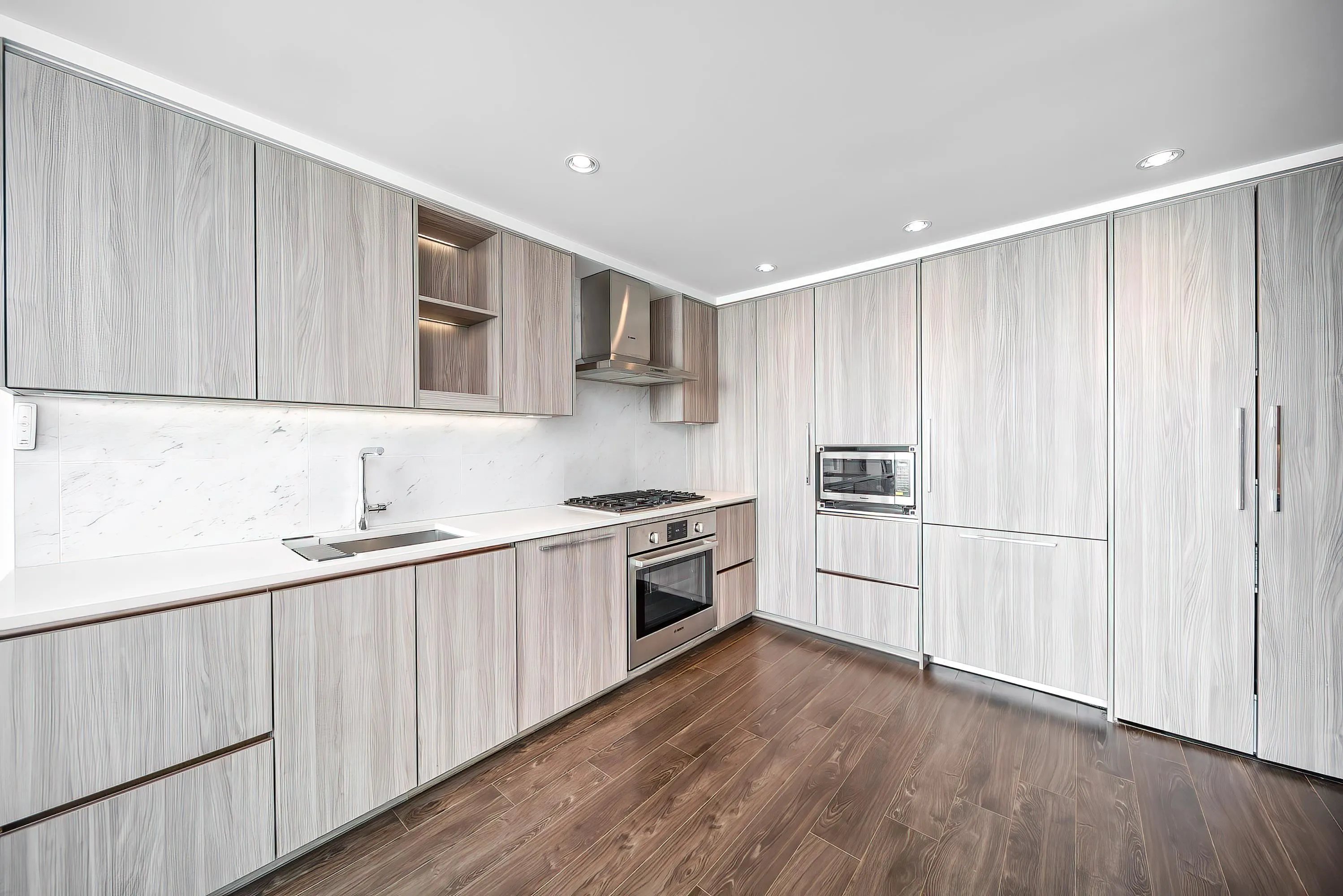 2702 4720 Lougheed Highway
