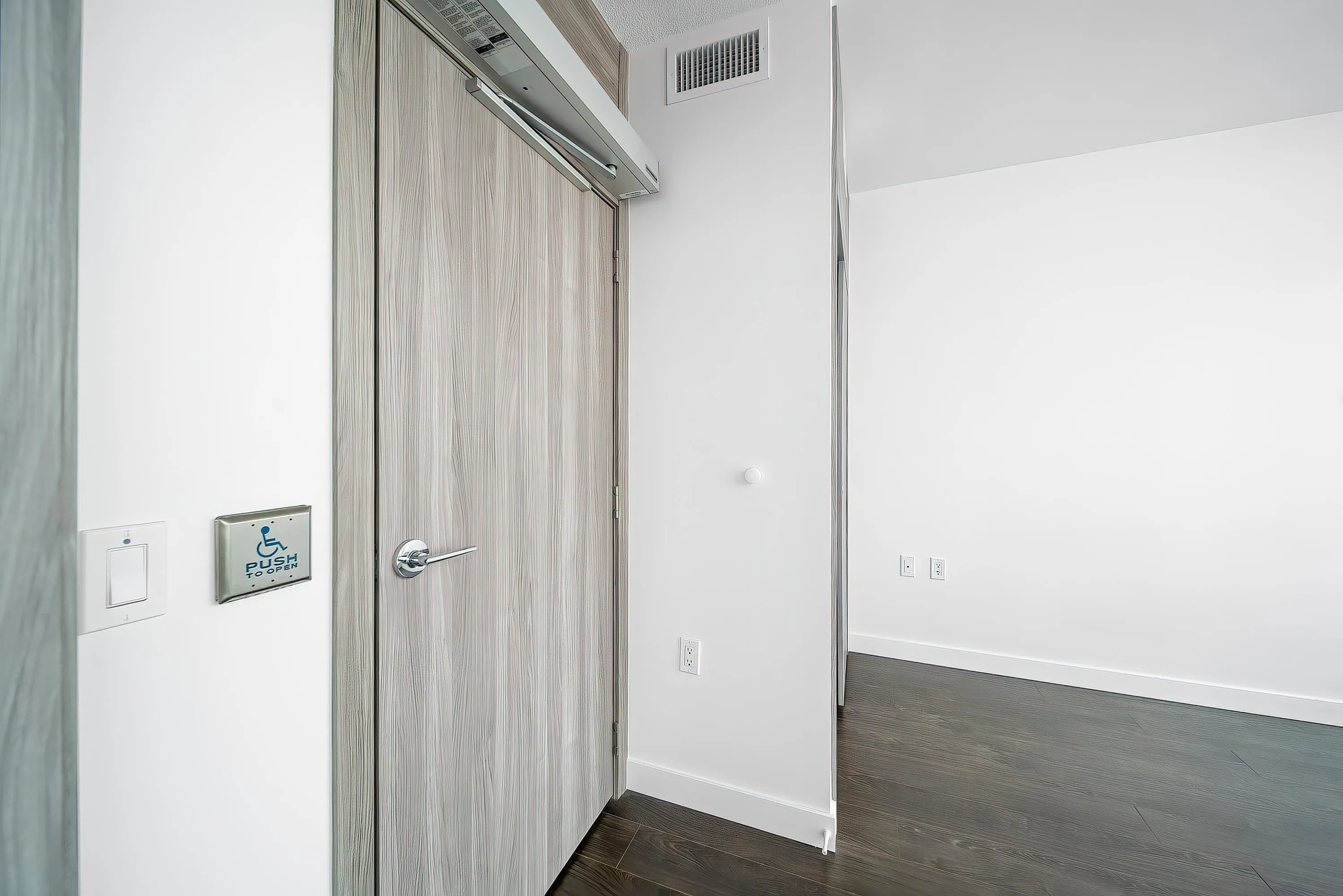 2702 4720 Lougheed Highway