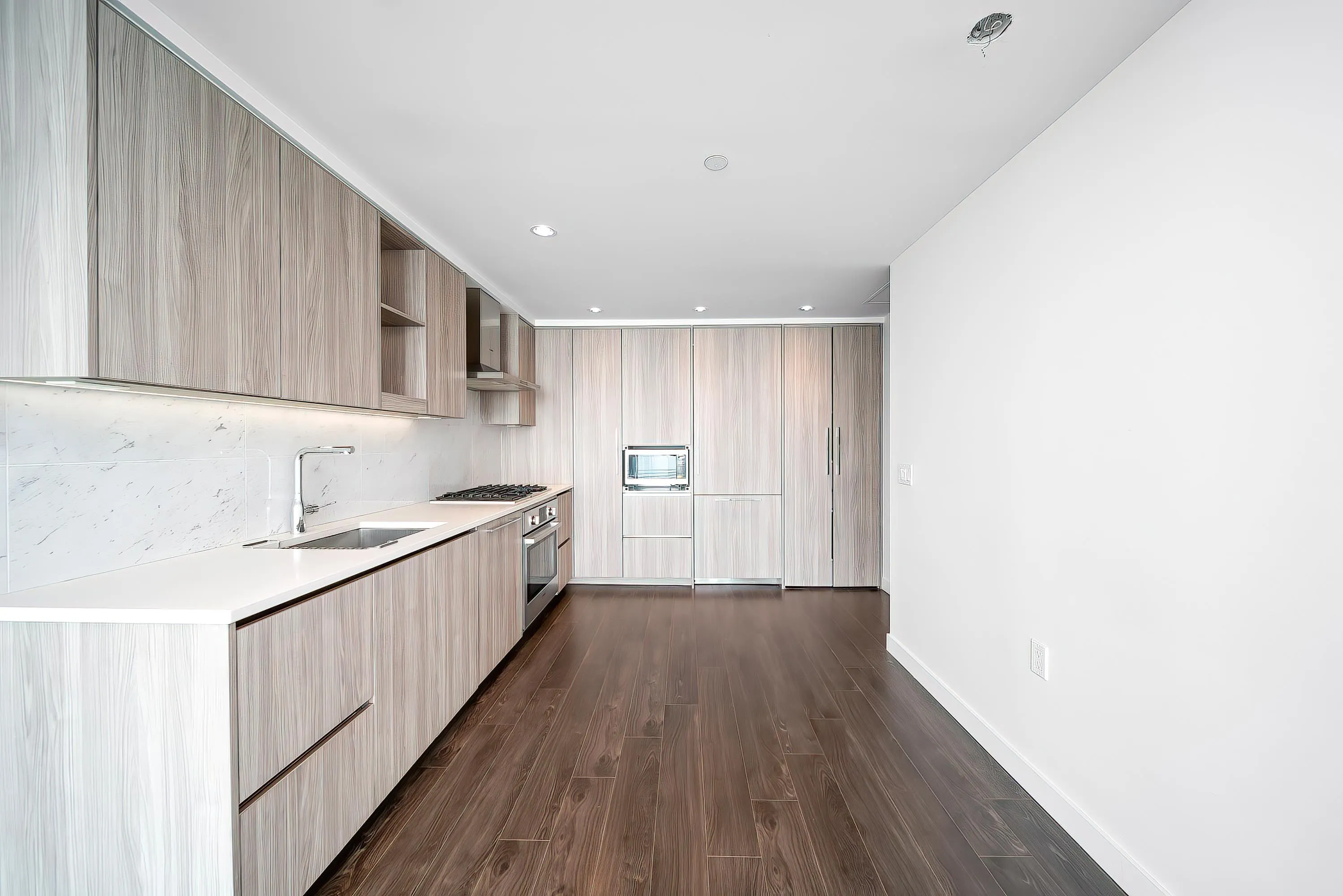 2702 4720 Lougheed Highway