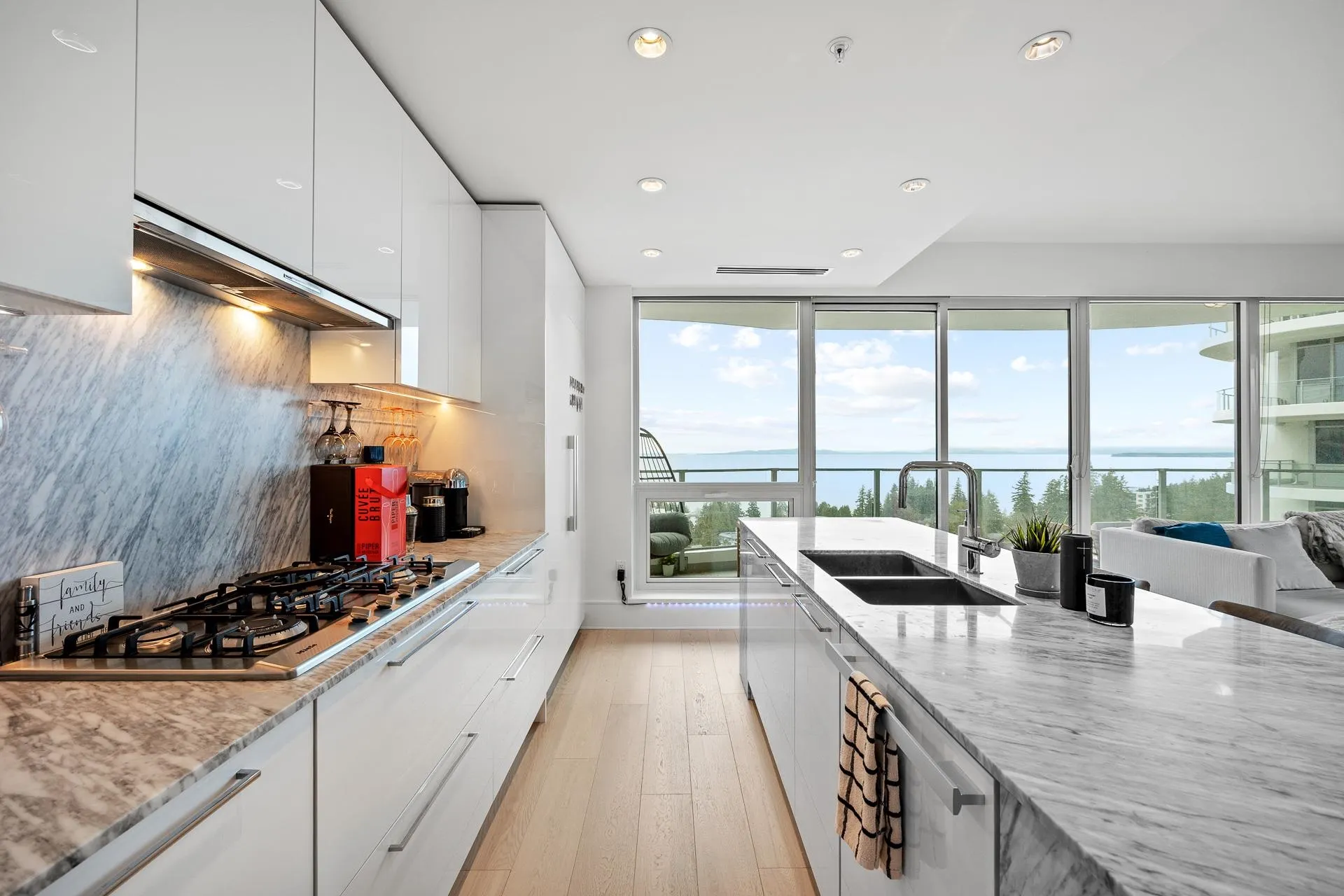 1305 1501 Foster Street