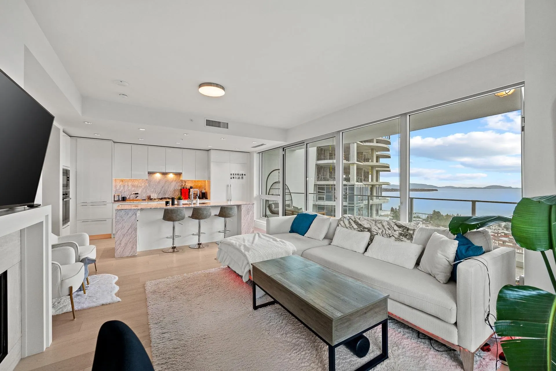 1305 1501 Foster Street