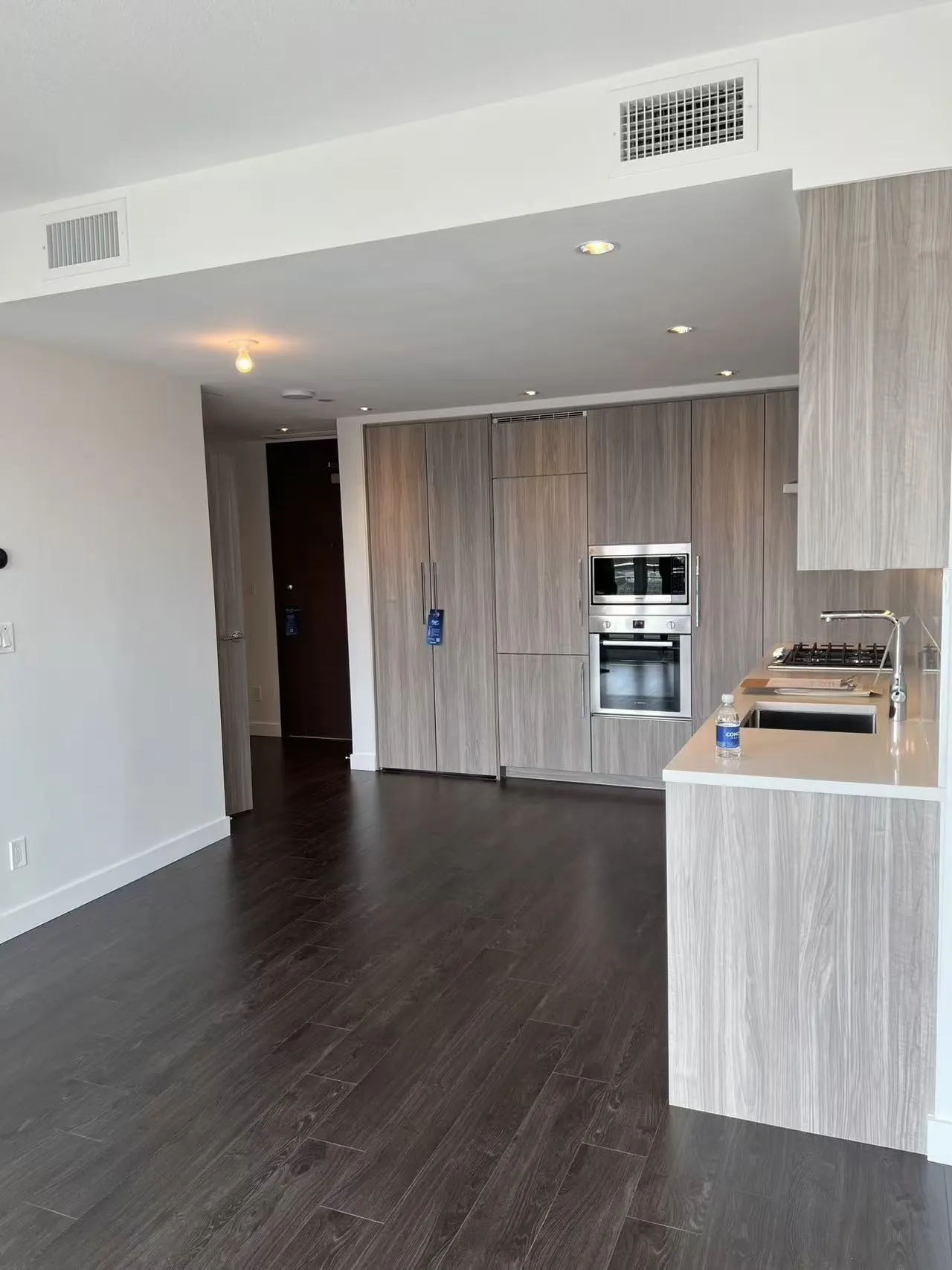 410 4720 Lougheed Highway