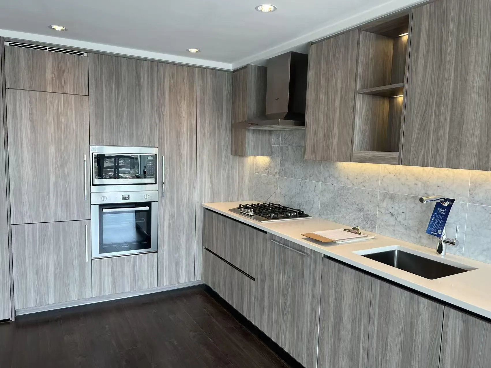 410 4720 Lougheed Highway