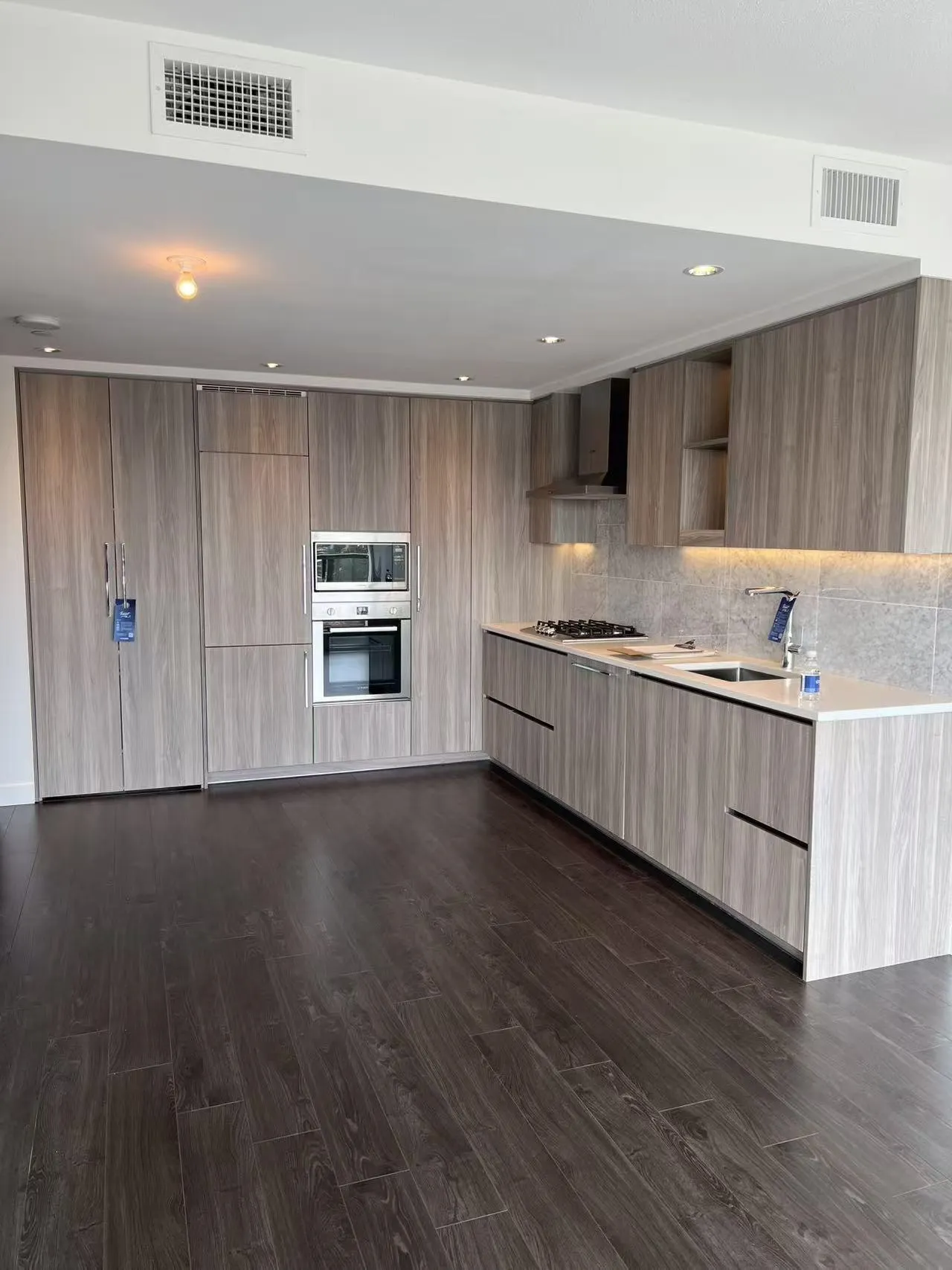 410 4720 Lougheed Highway