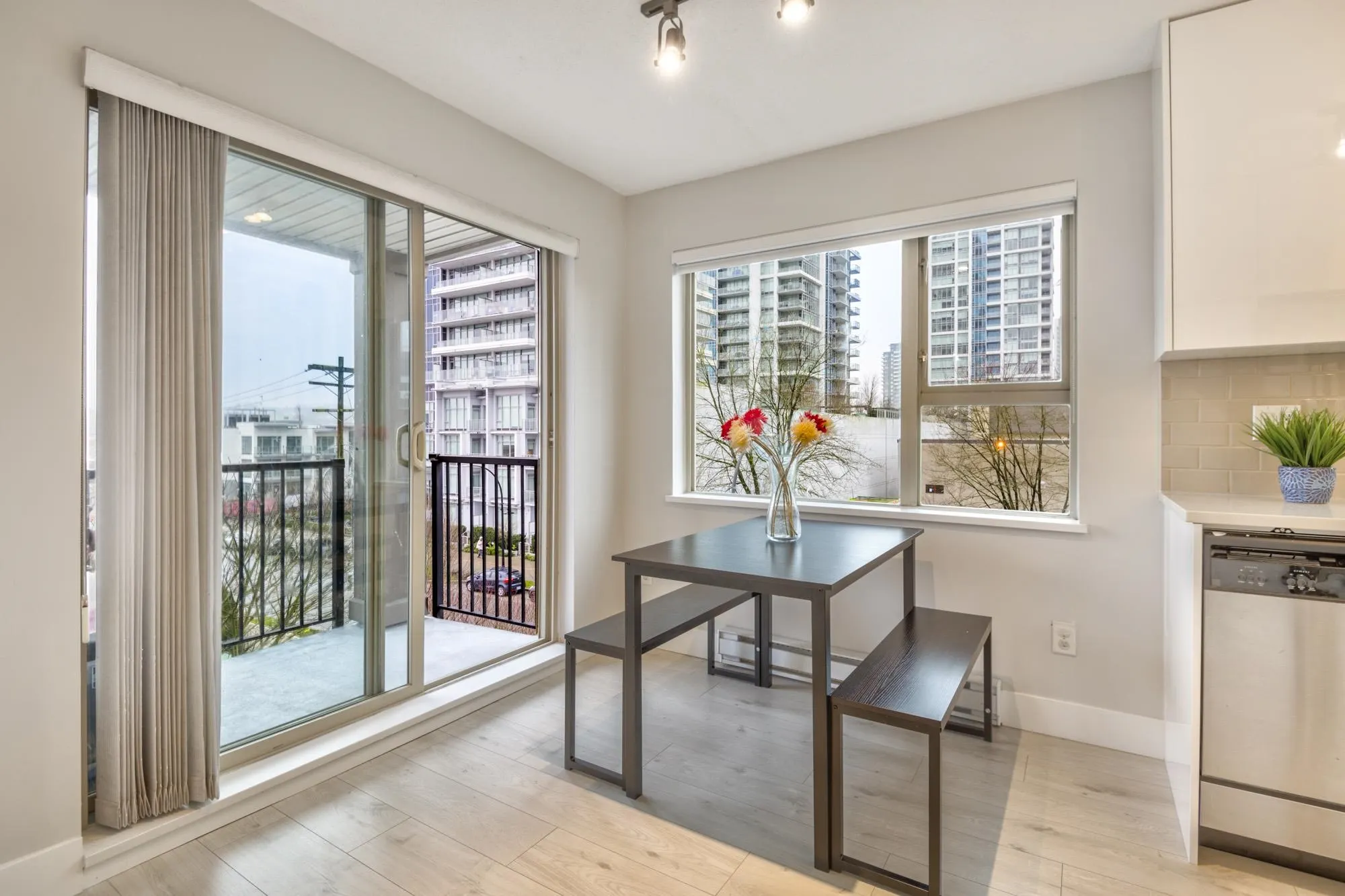 305 4728 Dawson Street