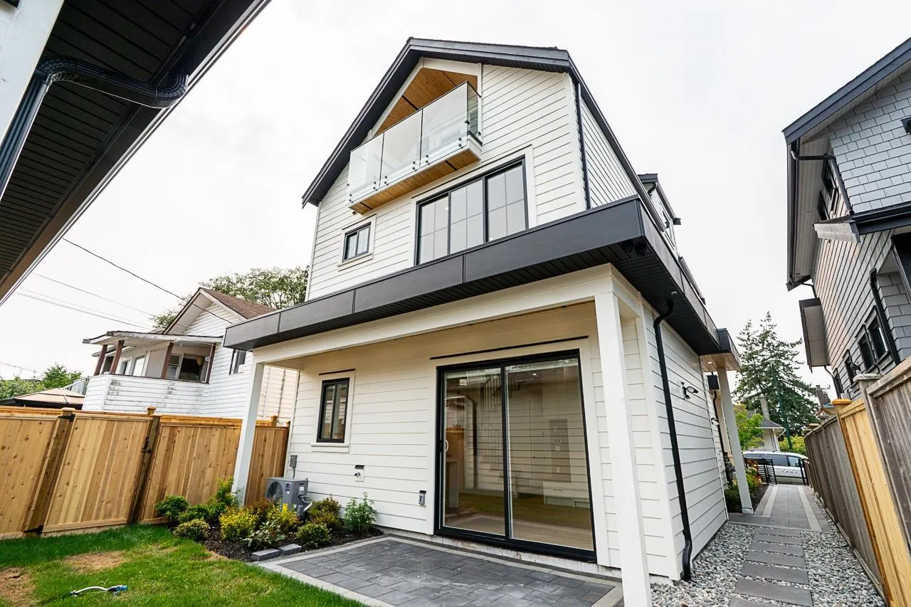 2 5304 Elgin Street