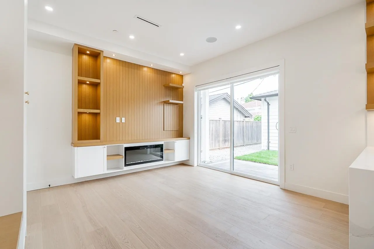 2 5304 Elgin Street