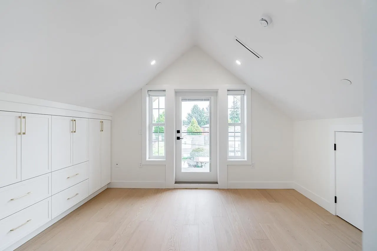 2 5304 Elgin Street