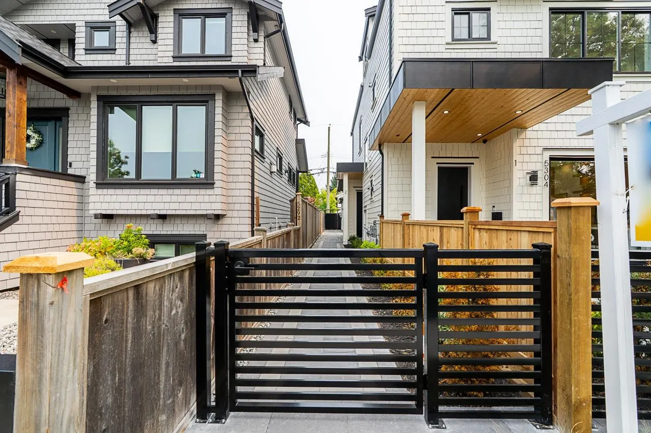 2 5304 Elgin Street