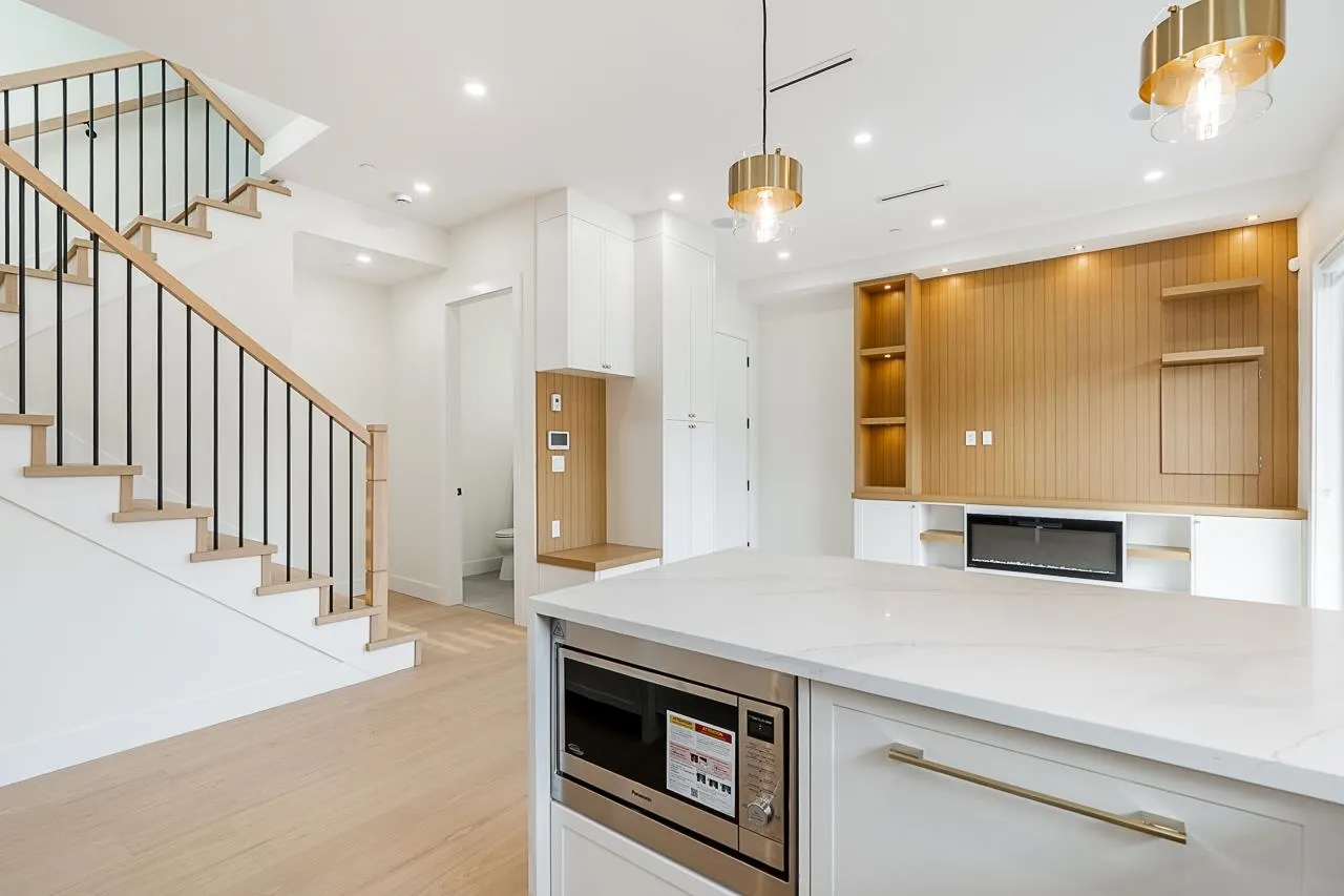 2 5304 Elgin Street