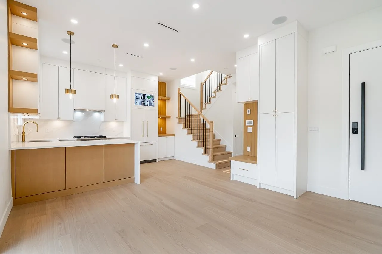 2 5304 Elgin Street