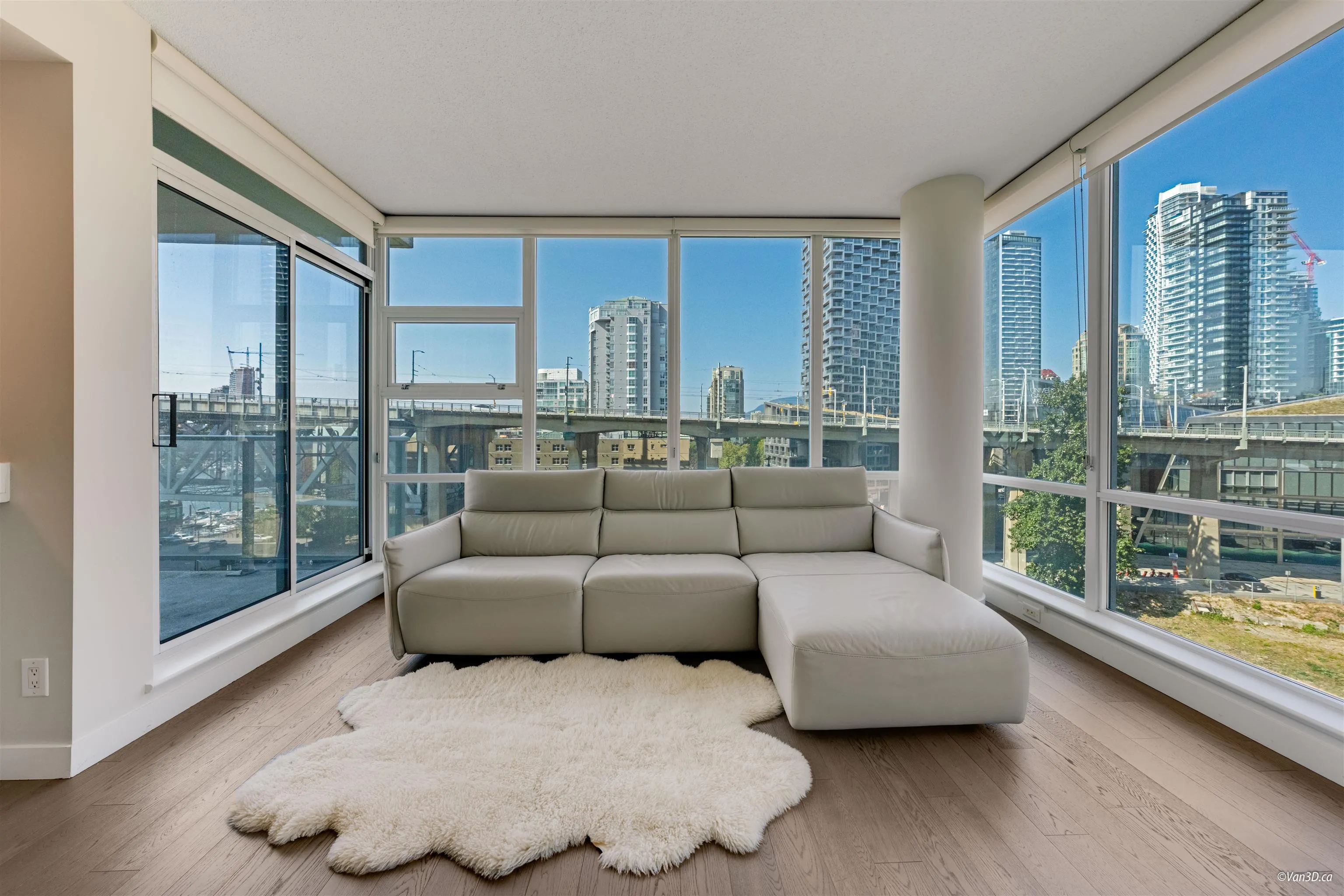 905 638 Beach Crescent