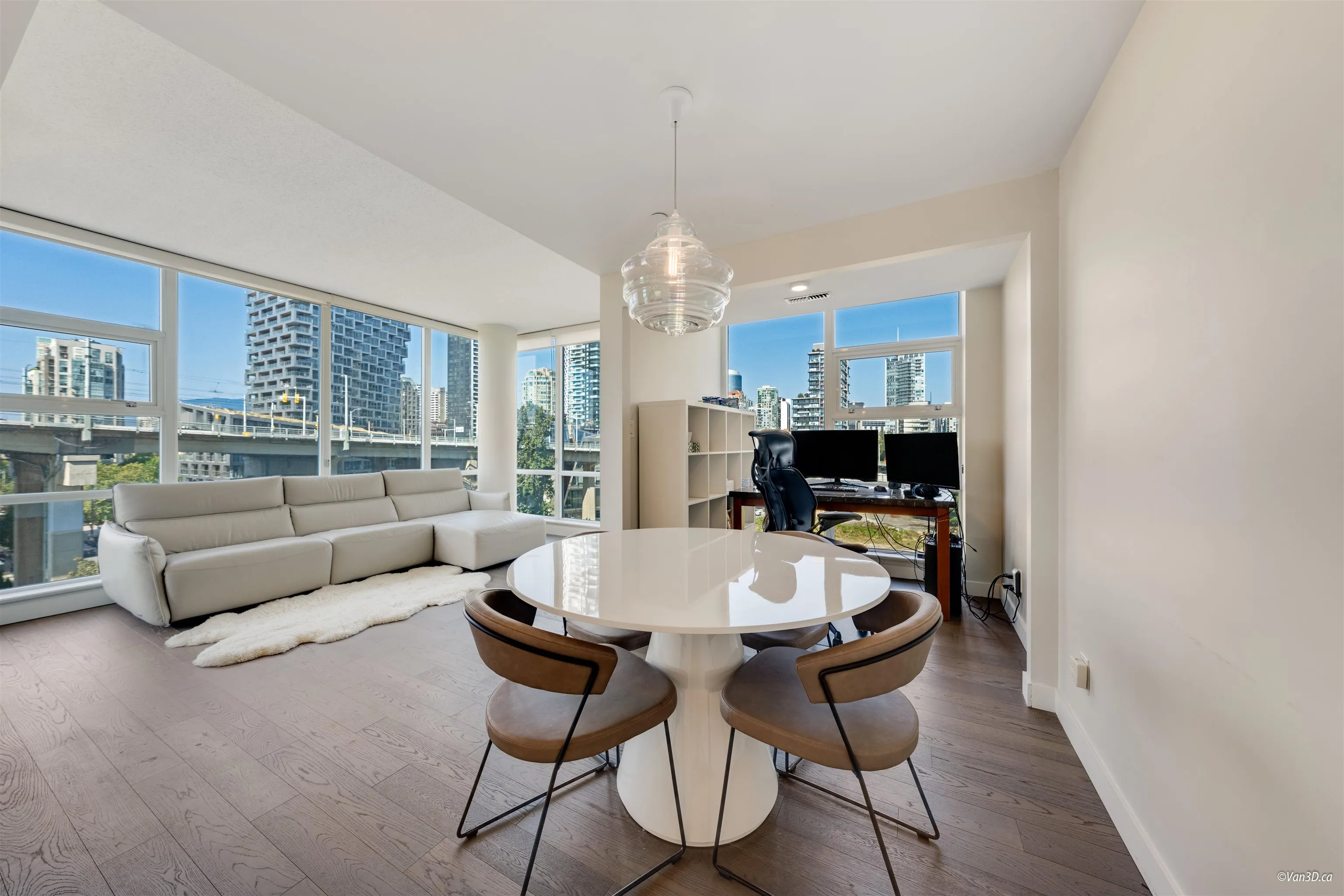 905 638 Beach Crescent