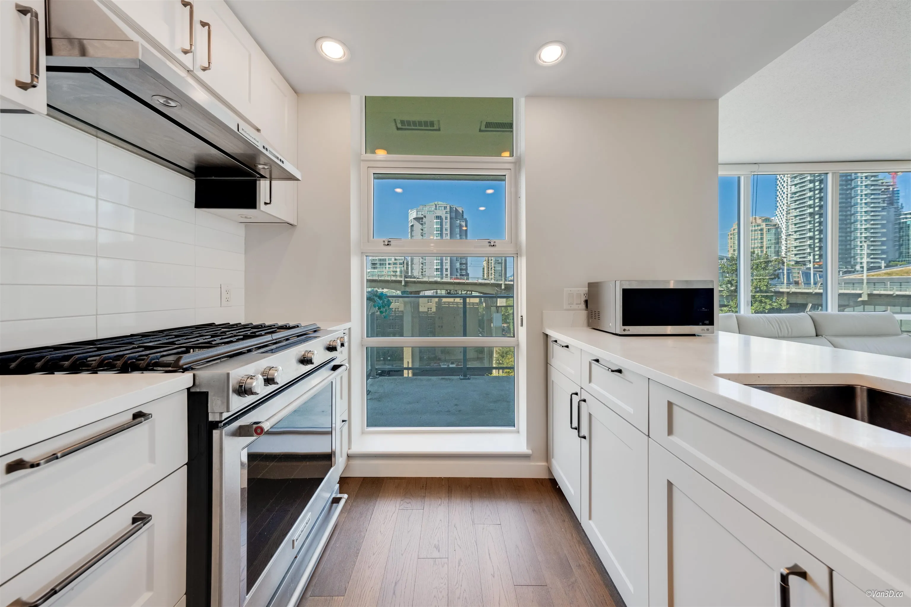 905 638 Beach Crescent