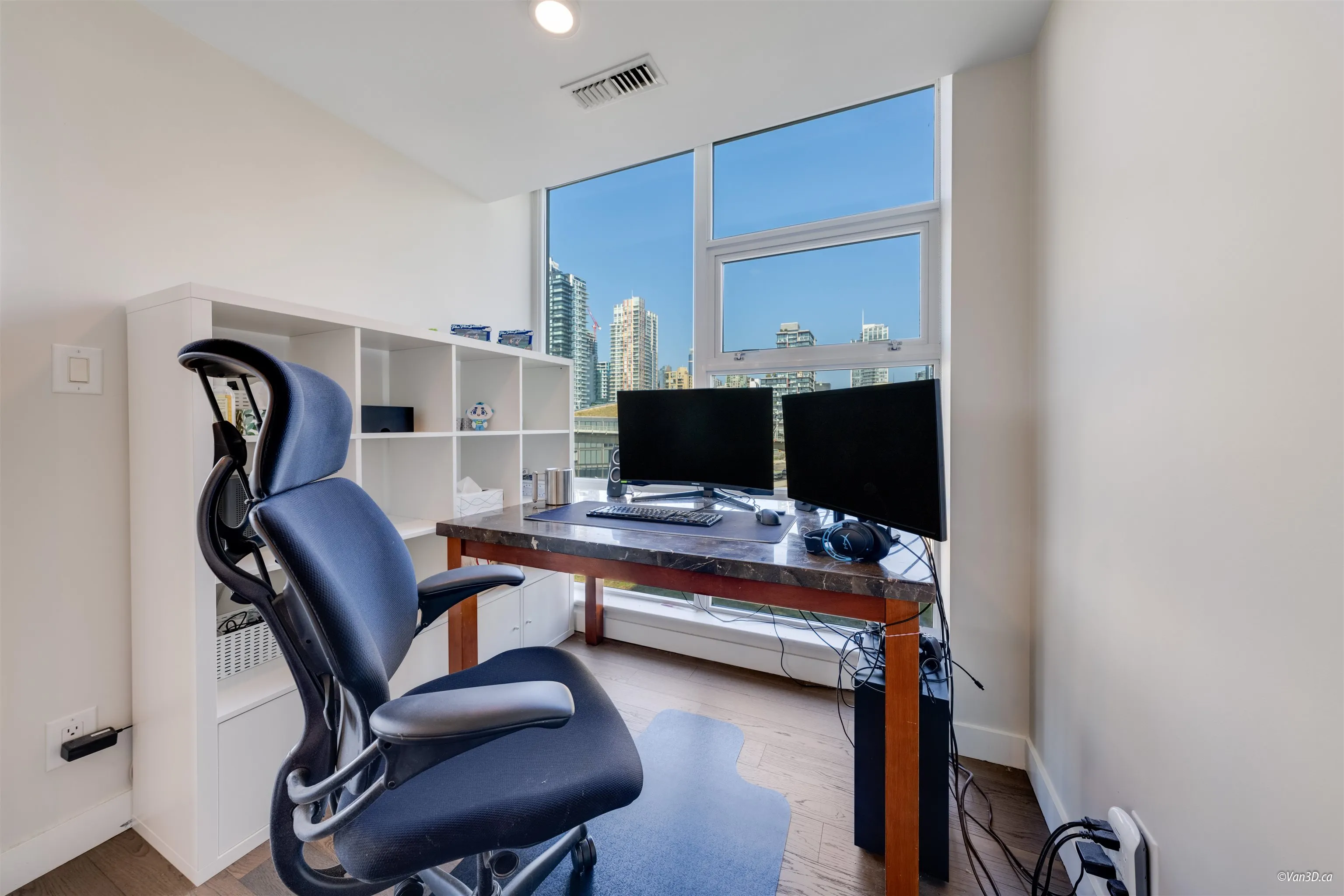 905 638 Beach Crescent