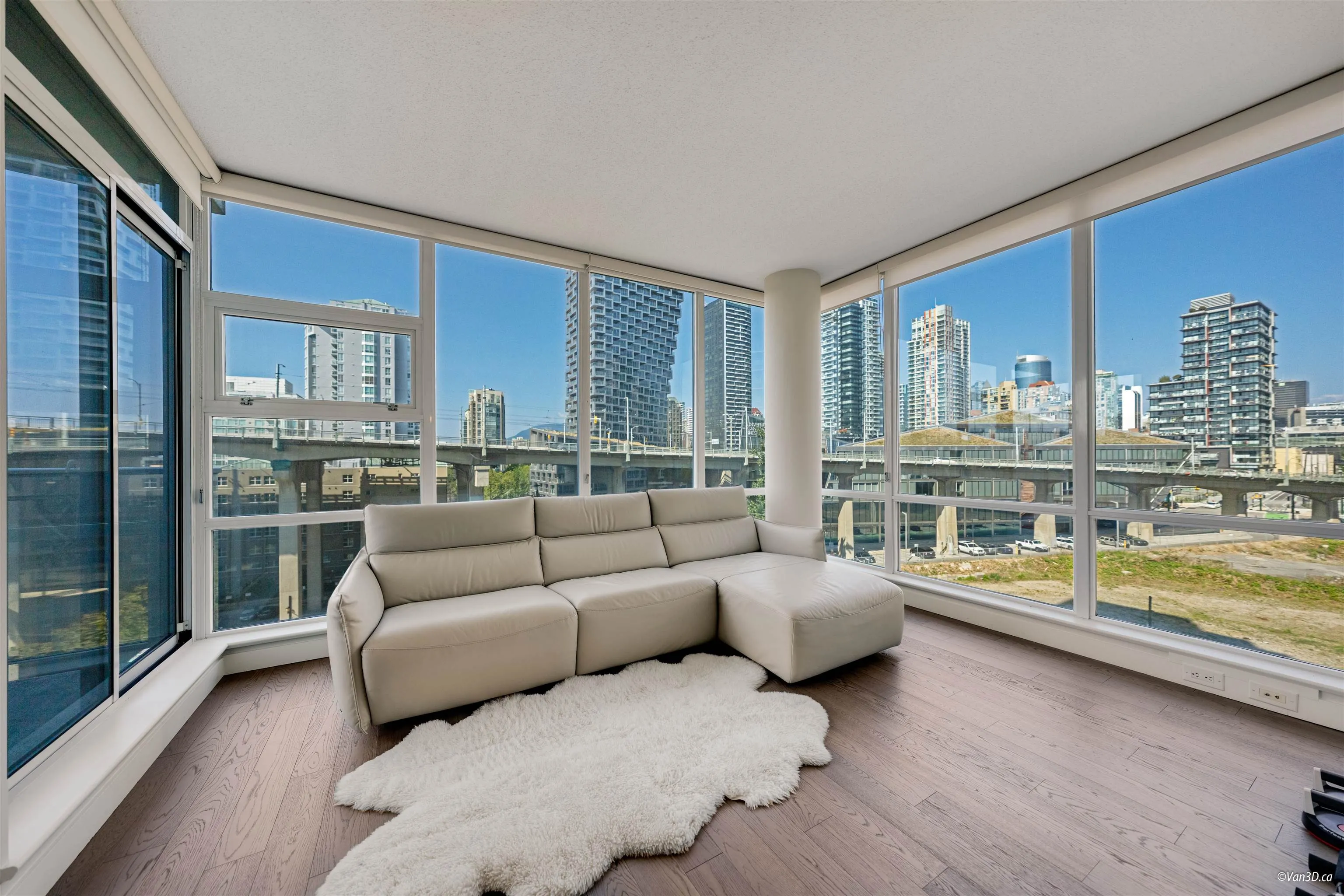 905 638 Beach Crescent