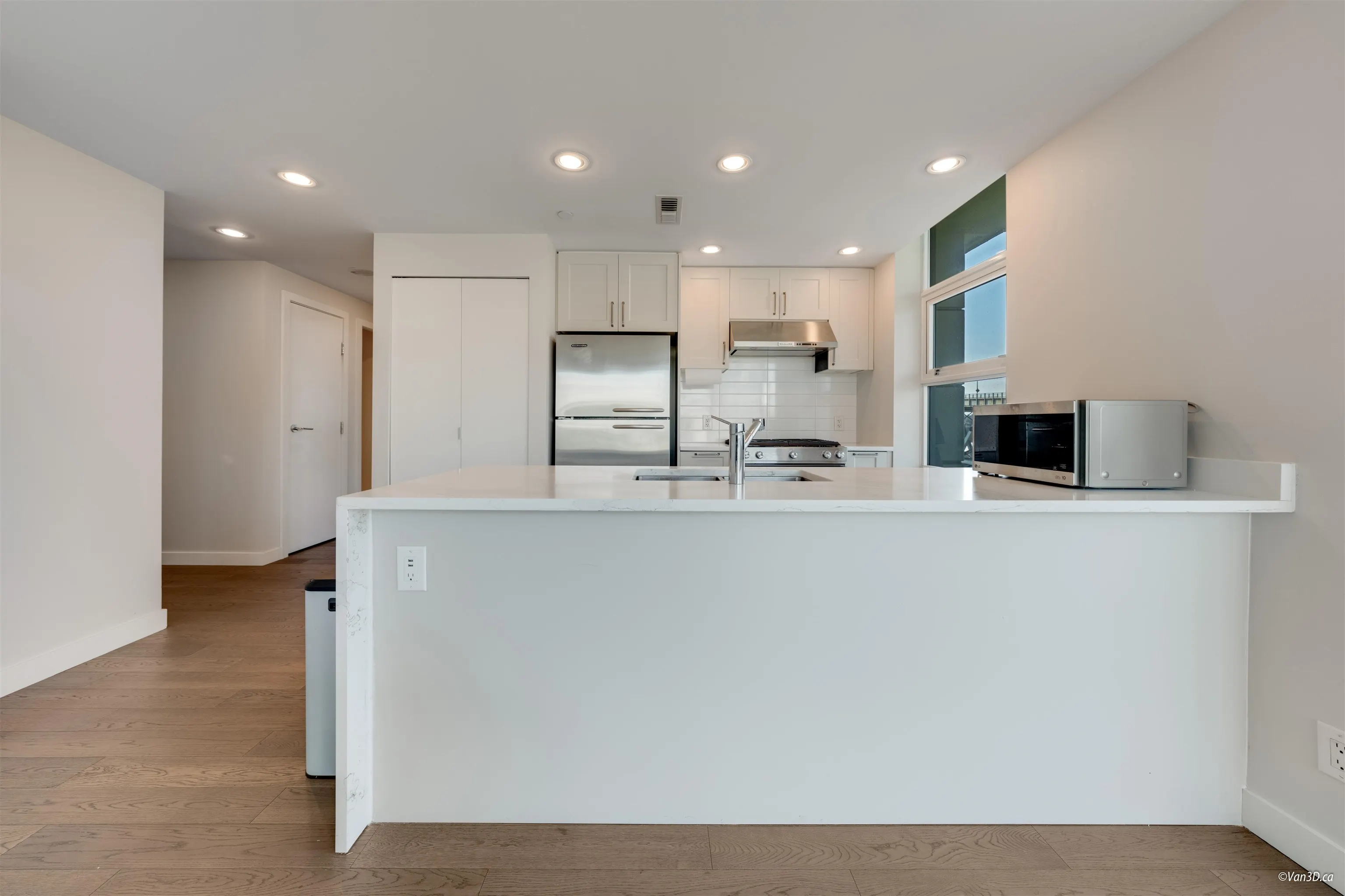 905 638 Beach Crescent