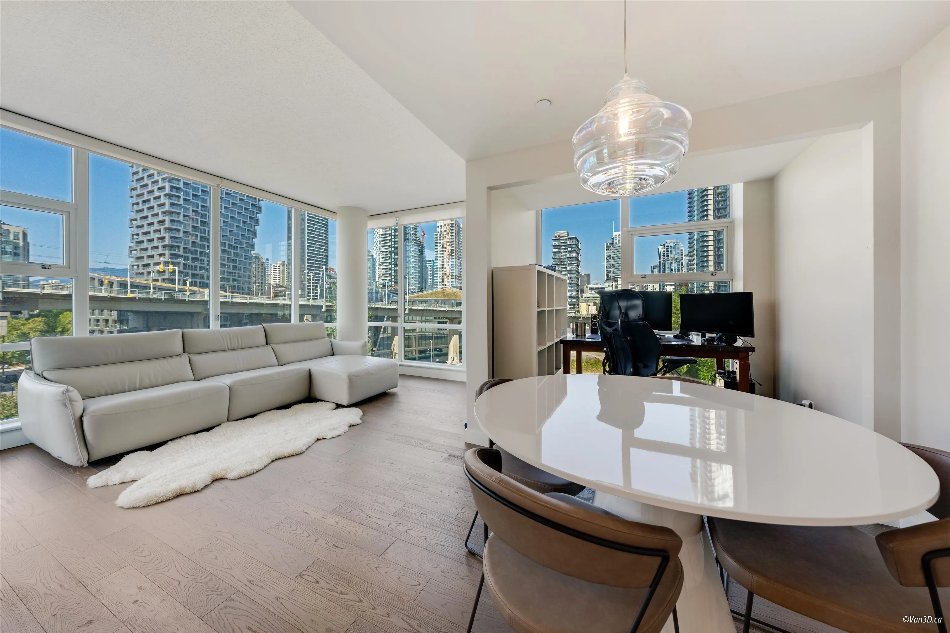 905 638 Beach Crescent