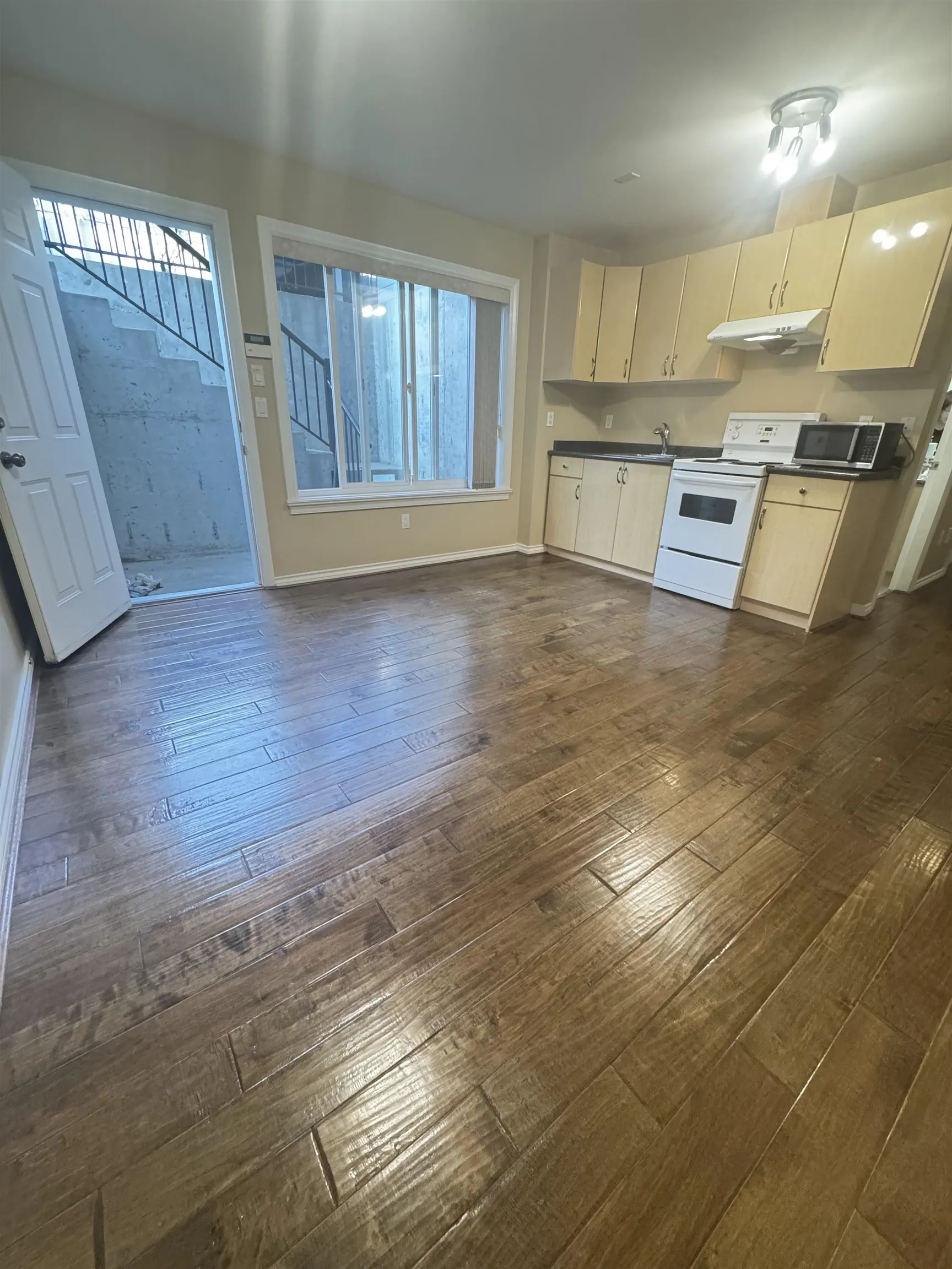 Bsmt 2111 Fraserview Drive
