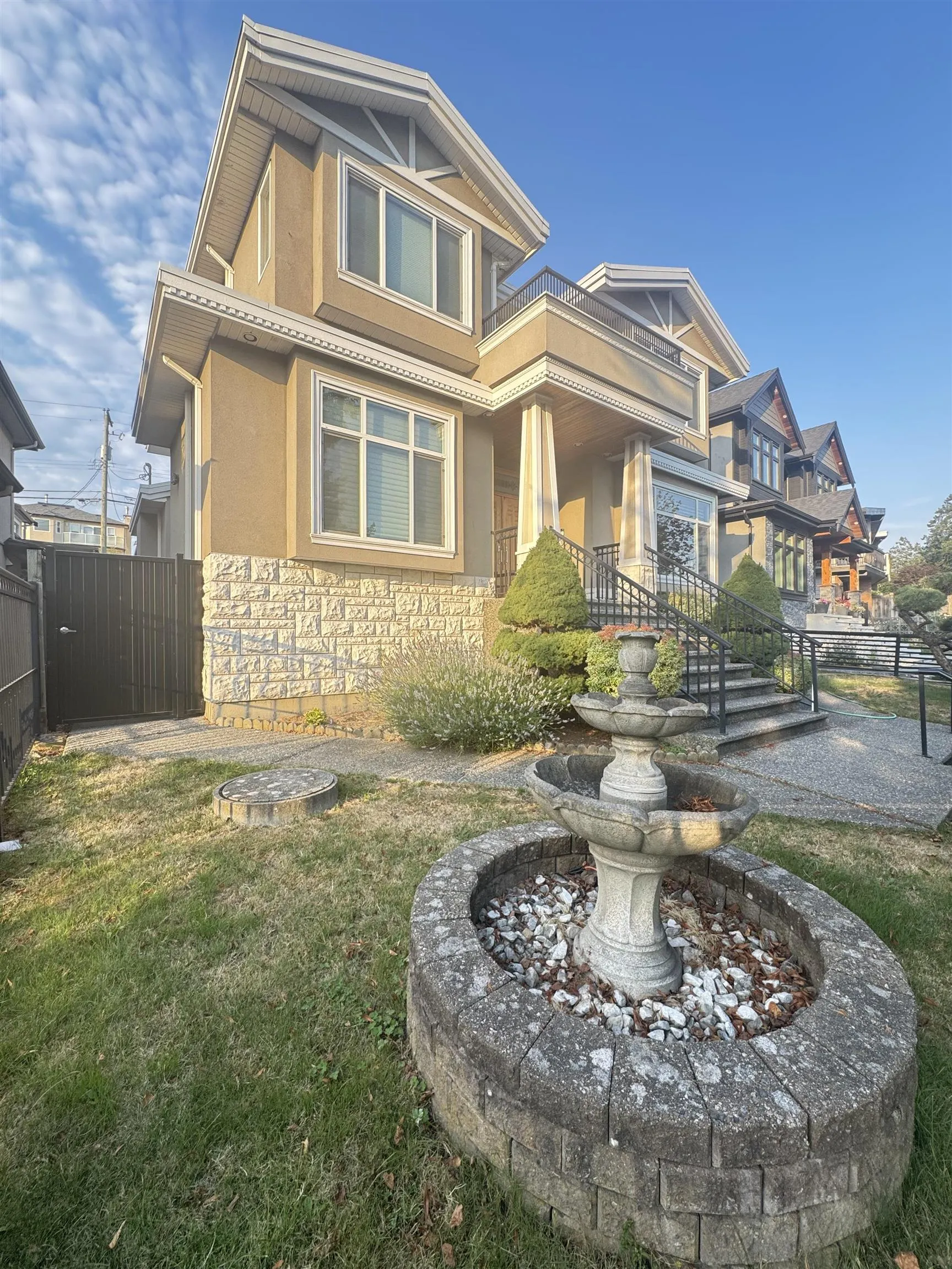 Bsmt 2111 Fraserview Drive