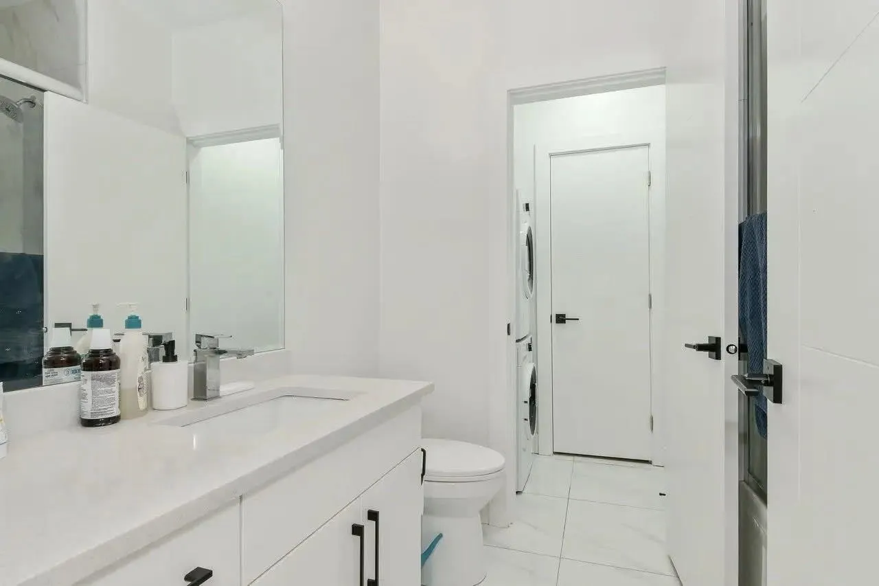18047 63b Avenue