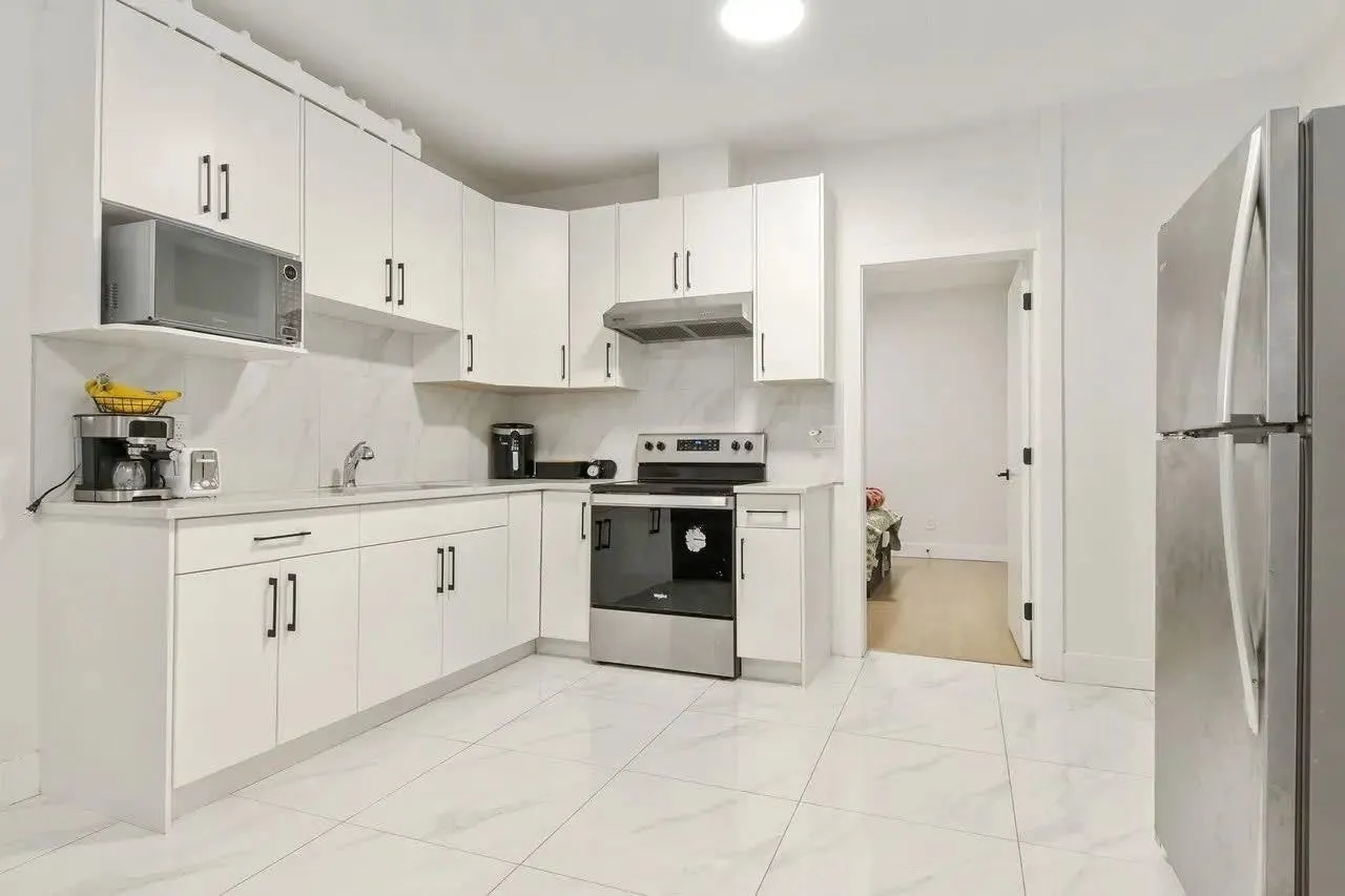 18047 63b Avenue