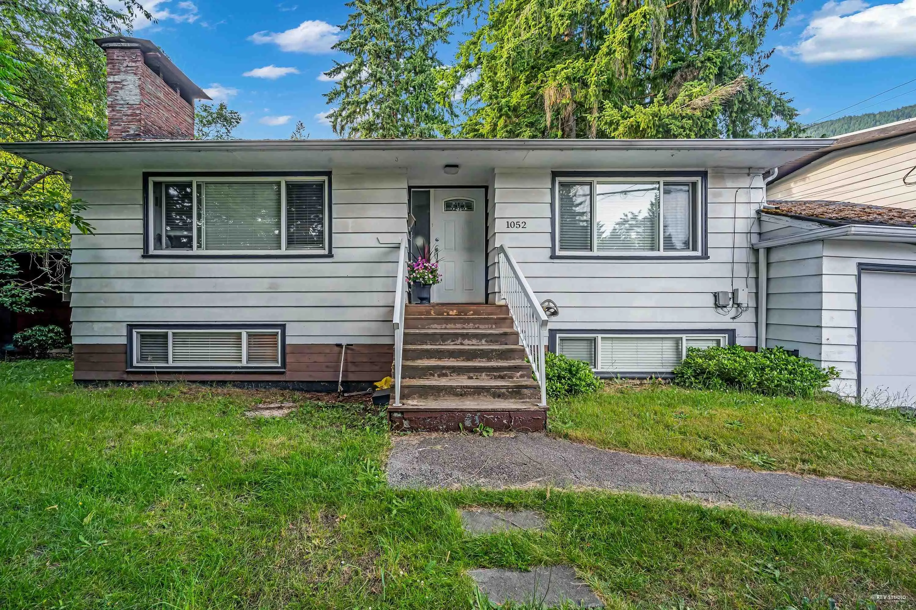 1052 Montroyal Boulevard