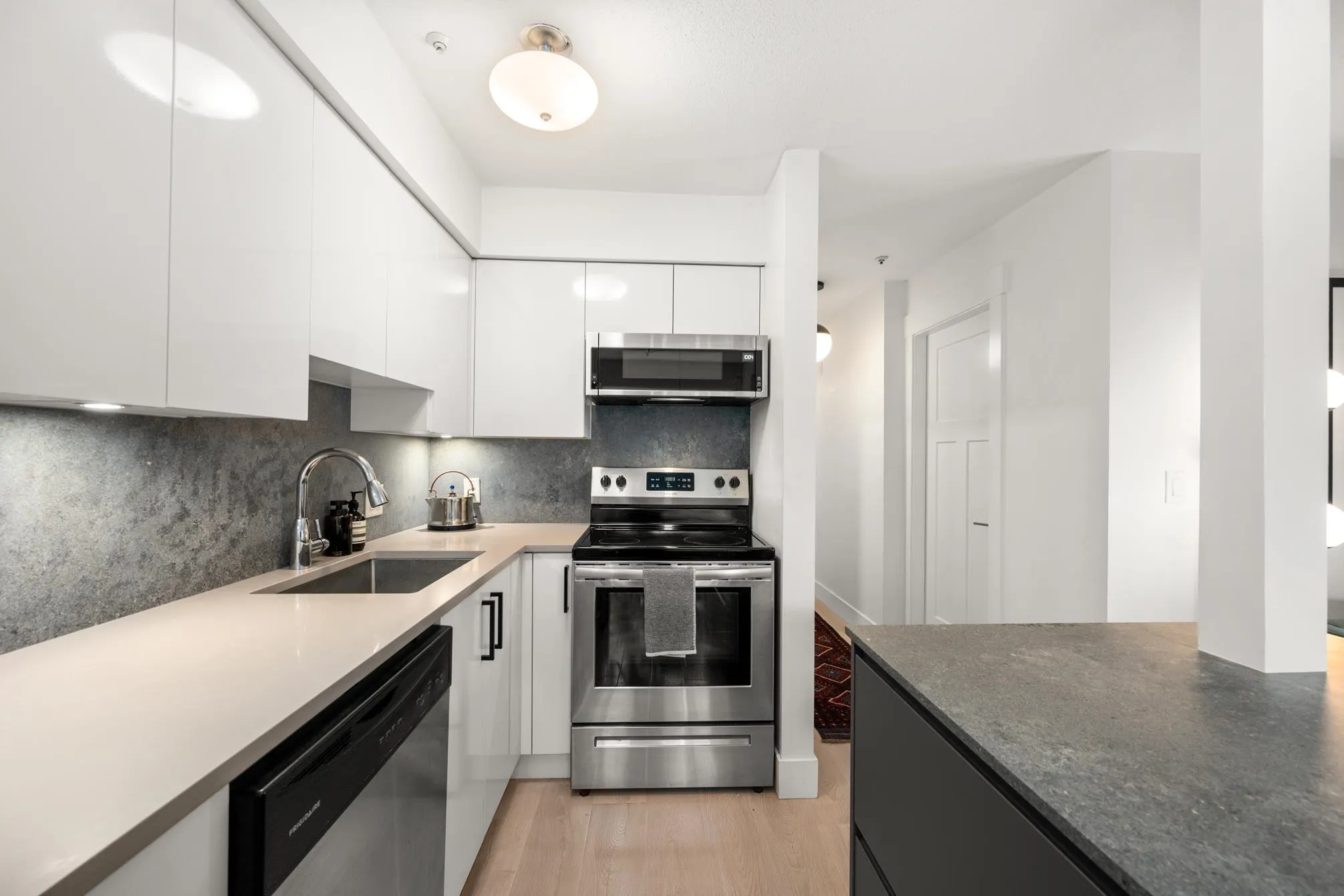 105 2133 Dundas Street