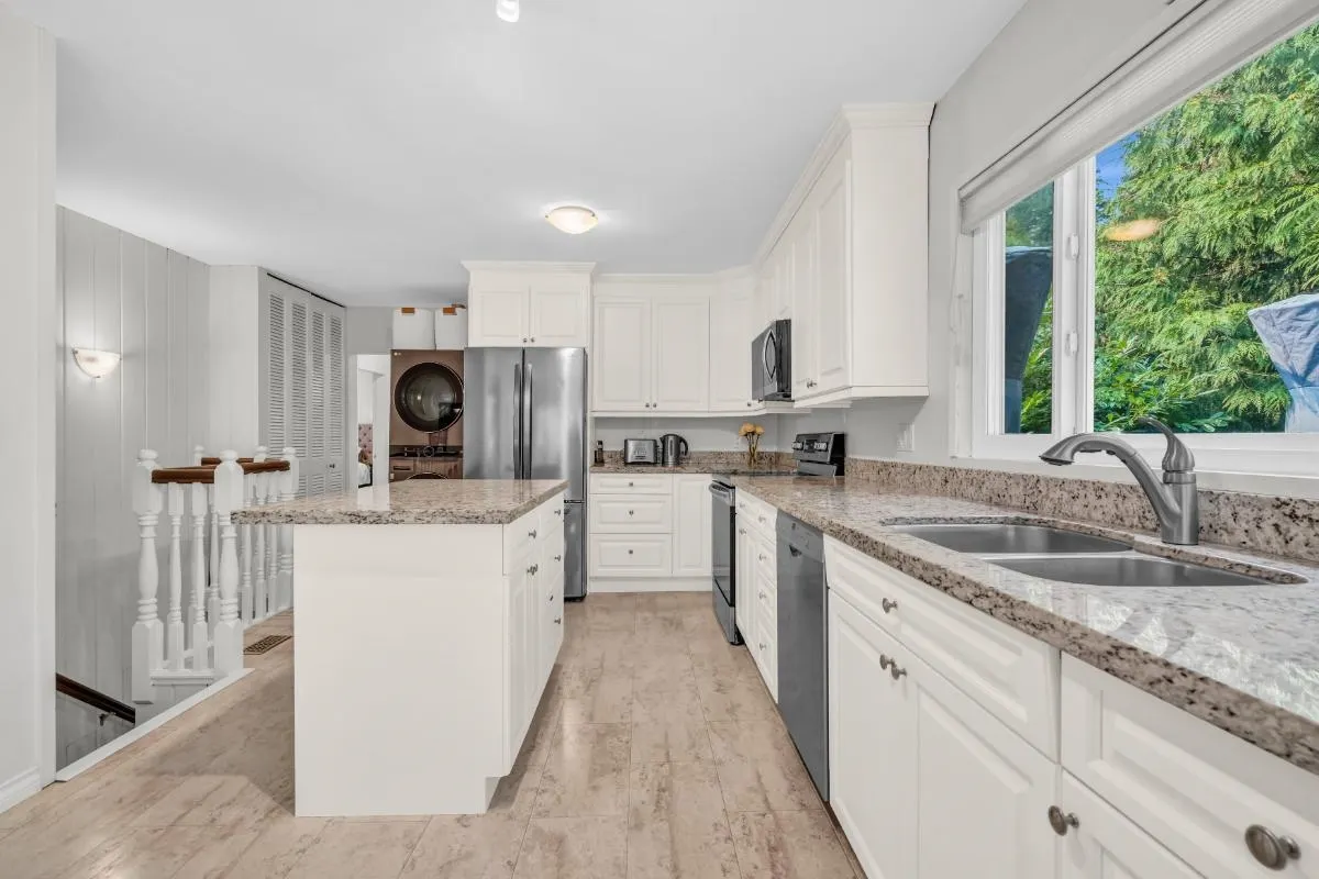 4233 Capilano Road