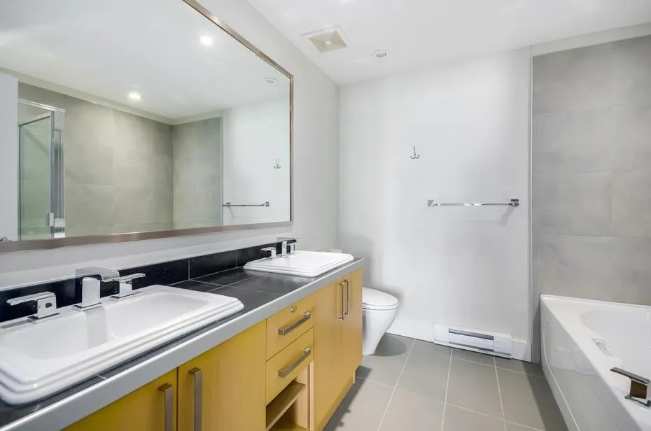 305 5779 Birney Avenue