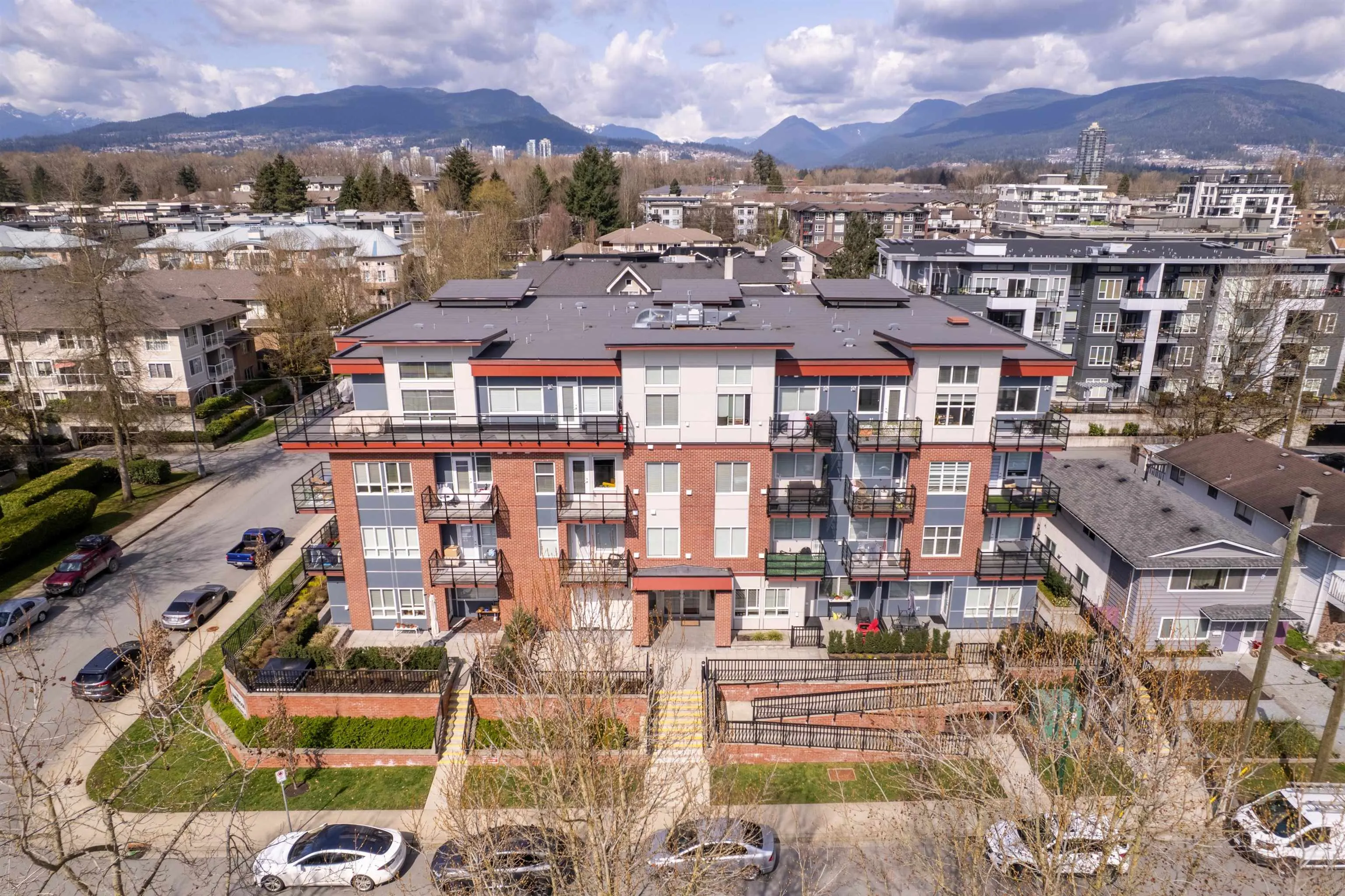 204 2389 Hawthorne Avenue