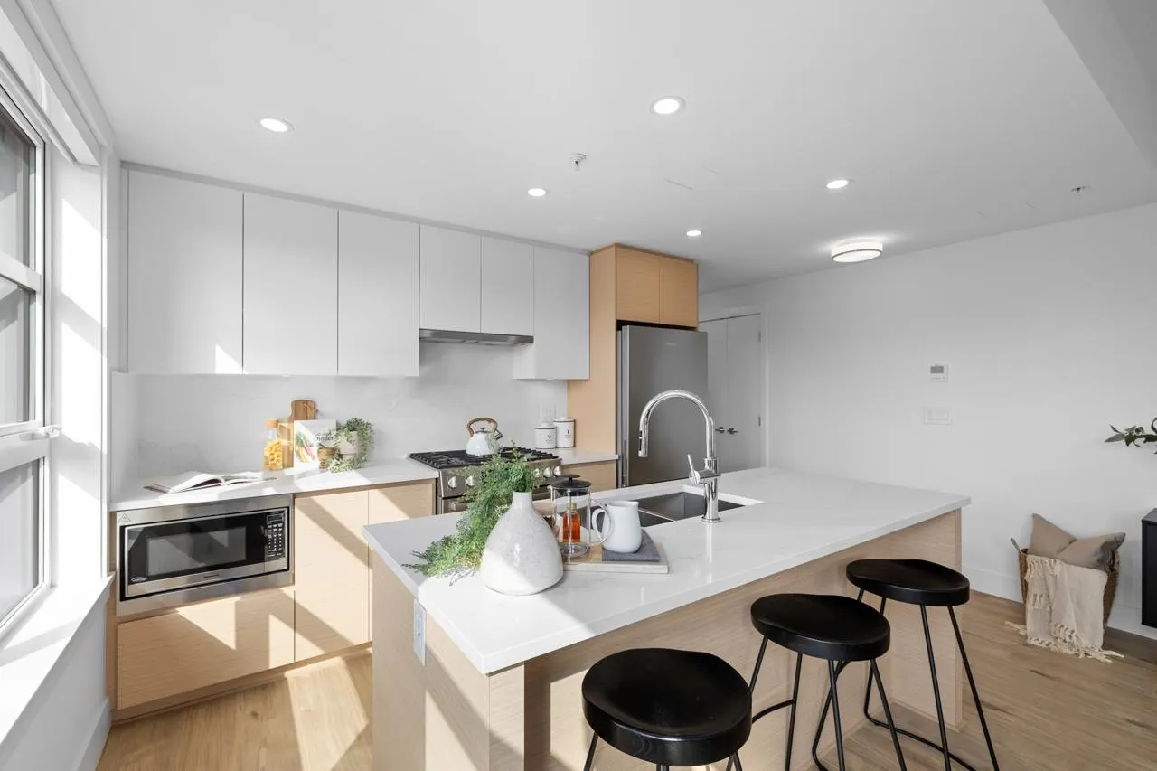 406 4788 Hastings Street