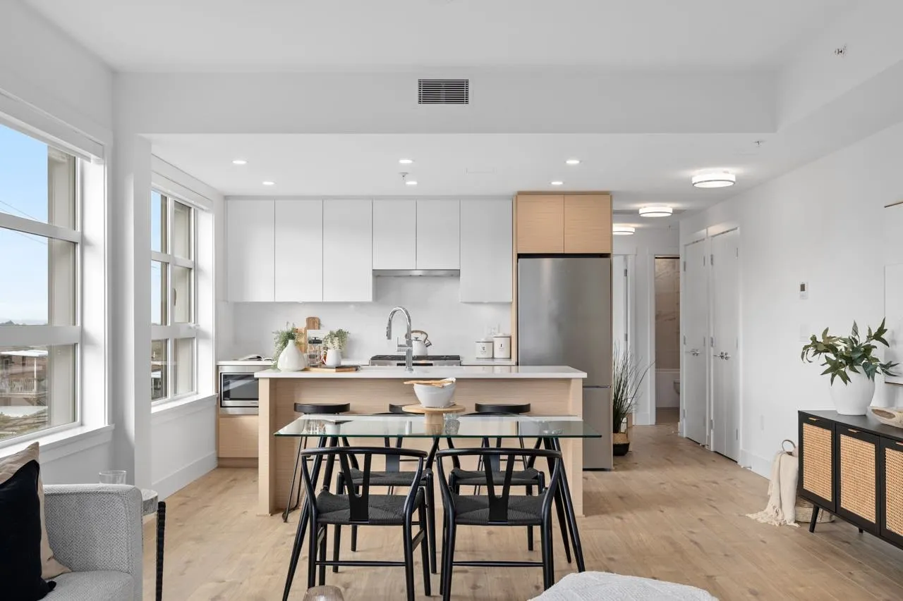 406 4788 Hastings Street